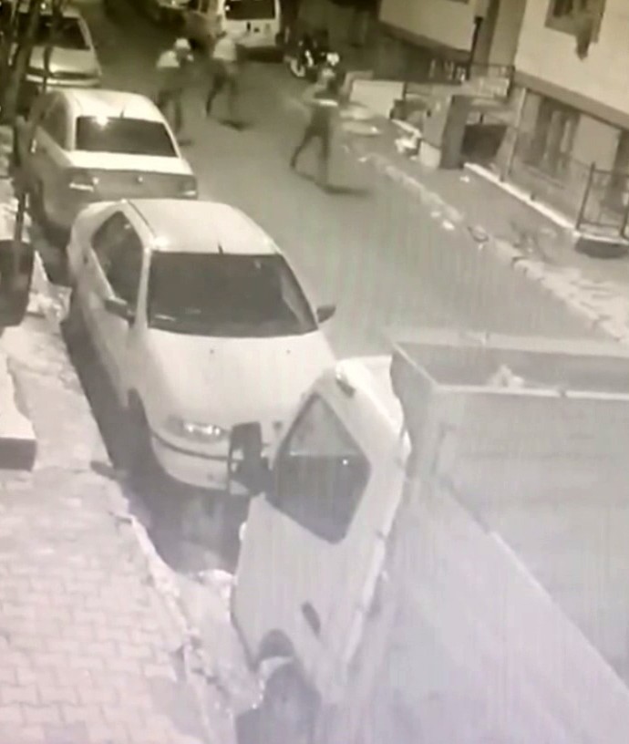Sultangazi’de kapkaç kamerada İstanbul Sultangazi’de bir kişinin yolda yürürken 3 şahıs telefonunu çalıp kaçtı. Telefonu çalan şahıslar telefonda bulunan uygulamadan 5 bin TL ...