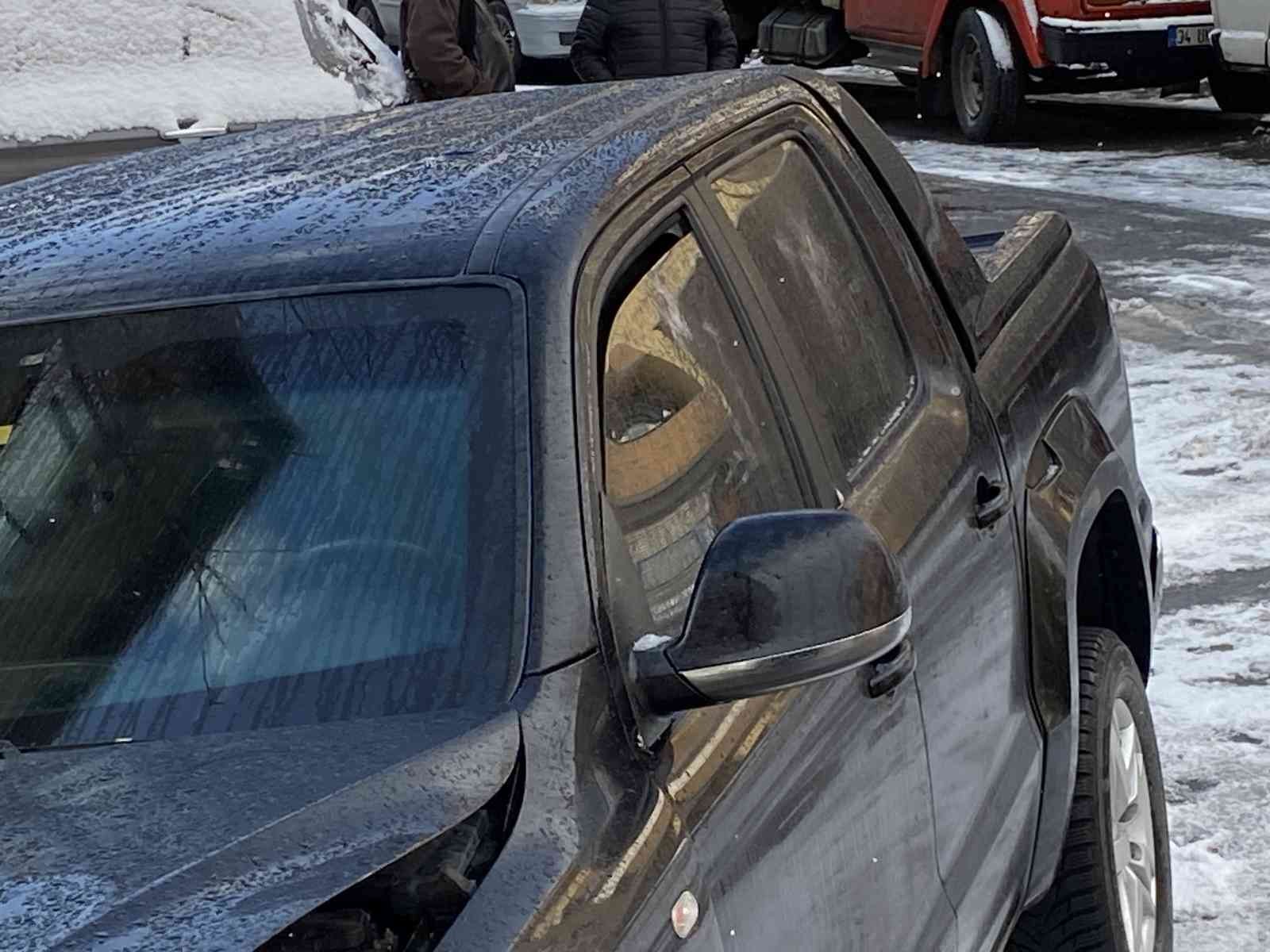 Sultangazi’de yaşanan silahlı çatışmada mermiler bir eve isabet etti İstanbul Sultangazi’de iki grup arasında uzun namlulu silahlarla çatışma yaşandı. Çatışmaya giren araç sürücüsü bir minibüse çarparak durabildi ...