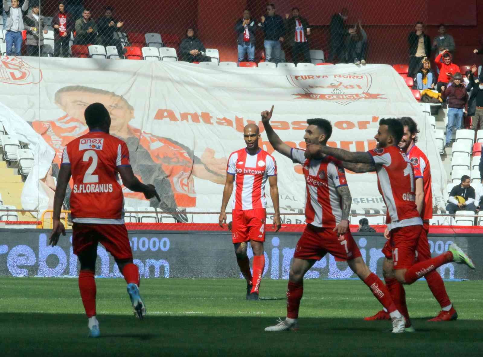 Süper Lig’de 30. hafta geride kalırken, 7 ev sahibi takımın sahadan galibiyetle ayrılması son haftalara girilirken heyecanı da artırdı. Kümede ...