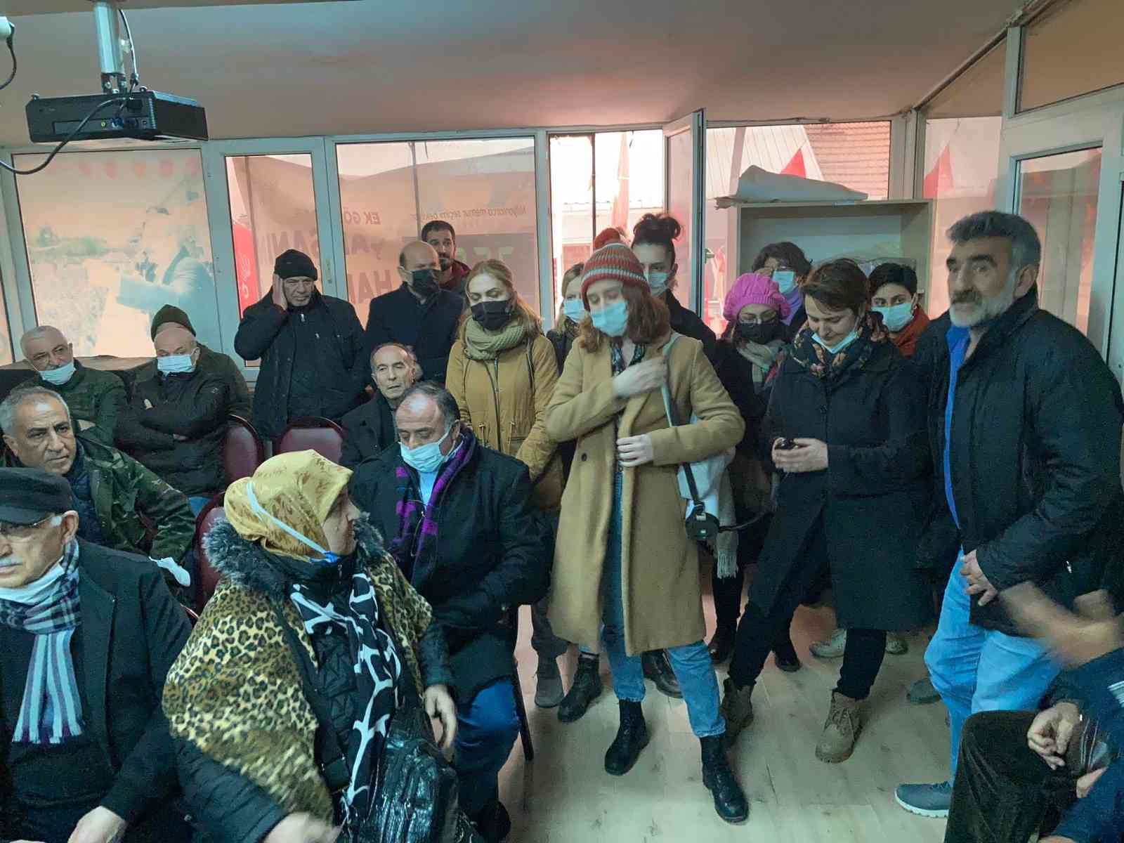 Tacizle suçlanan CHP ilçe başkanının toplantısında arbede CHP Derince İlçe Başkanı Birkan Koçak, hakkındaki taciz iddialarına dair açıklama yaptığı sırada, Kocaeli Kadın Platformu üyeleri ile partililer ...