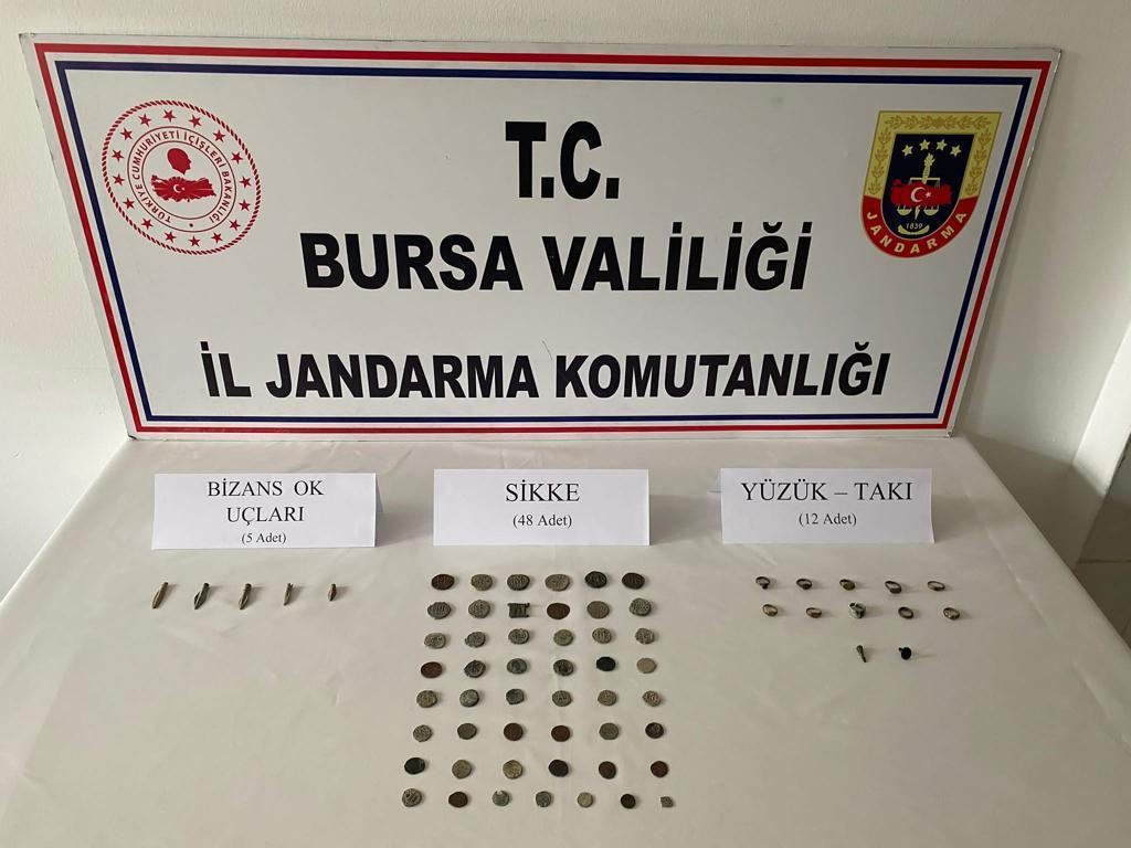 Tarihi eserleri satmak isterken jandarmaya yakalandılar Bursa’da ellerinde bulundurdukları Bizans dönemine ait tarihi eserleri satmaya çalışan şüpheliler jandarma ekipleri tarafından kıskıvrak ...