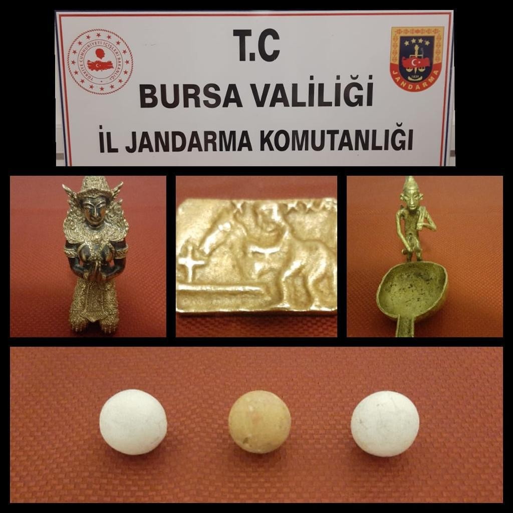 Tarihi eserleri satmak isterken jandarmaya yakalandılar Bursa’da ellerinde bulundurdukları Bizans dönemine ait tarihi eserleri satmaya çalışan şüpheliler jandarma ekipleri tarafından kıskıvrak ...