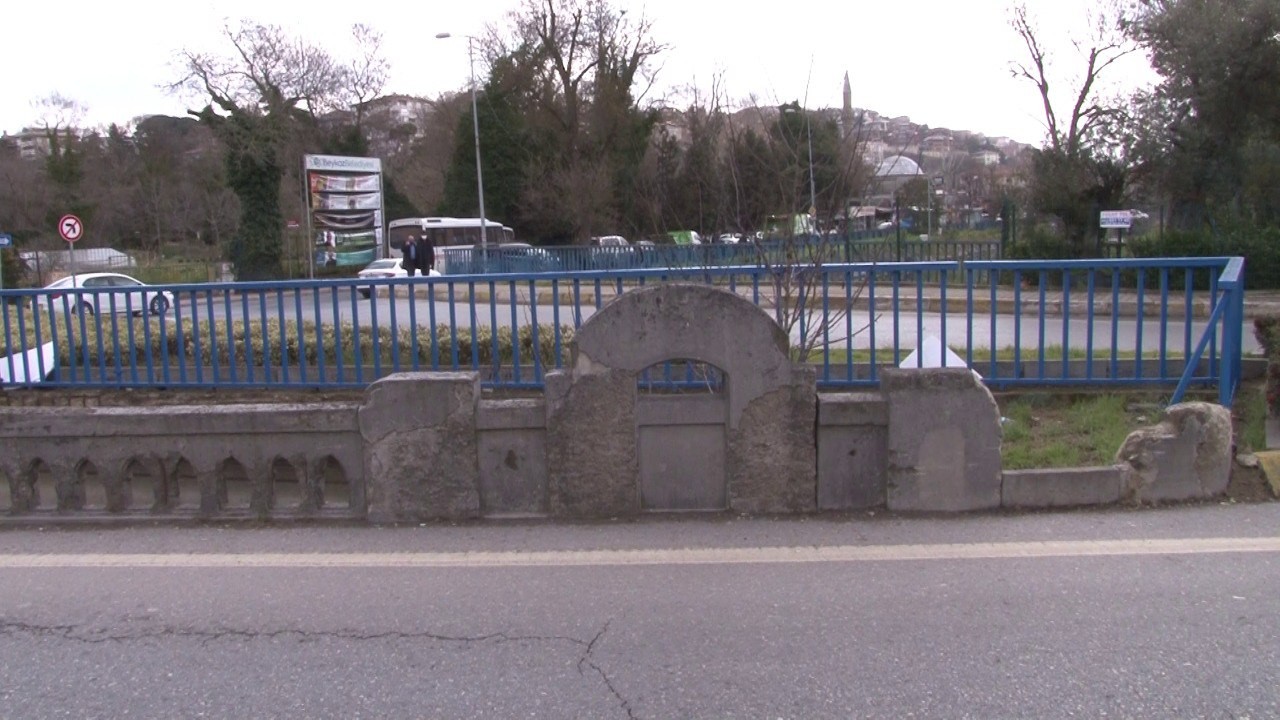 Tarihi Küçüksu Köprüsü bakımsızlık nedeniyle yok olma tehlikesiyle karşı karşıya İstanbul’da Cumhuriyet döneminin ilk betonarme köprülerinden olan Tarihi Küçüksu Köprüsü bakımsızlık nedeniyle yıkılma tehlikesiyle karşı karşıya ...