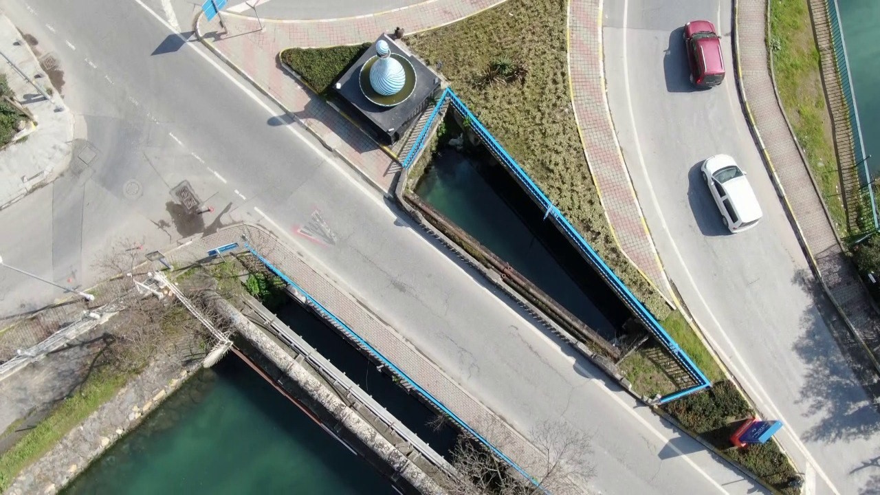 Tarihi Küçüksu Köprüsü bakımsızlık nedeniyle yok olma tehlikesiyle karşı karşıya İstanbul’da Cumhuriyet döneminin ilk betonarme köprülerinden olan Tarihi Küçüksu Köprüsü bakımsızlık nedeniyle yıkılma tehlikesiyle karşı karşıya ...