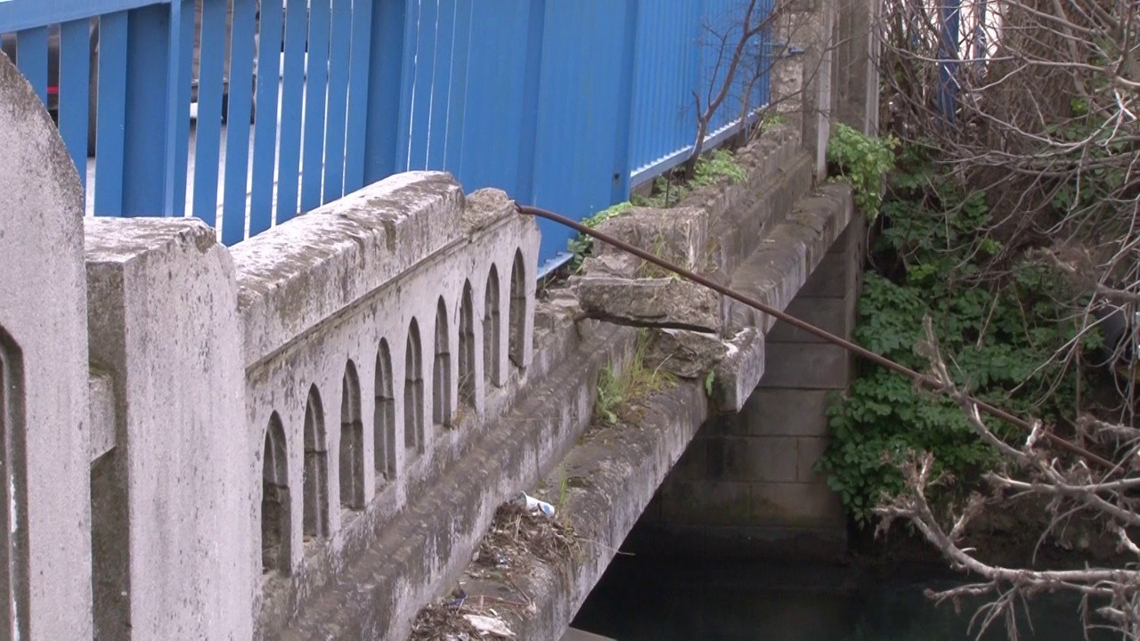 Tarihi Küçüksu Köprüsü bakımsızlık nedeniyle yok olma tehlikesiyle karşı karşıya İstanbul’da Cumhuriyet döneminin ilk betonarme köprülerinden olan Tarihi Küçüksu Köprüsü bakımsızlık nedeniyle yıkılma tehlikesiyle karşı karşıya ...