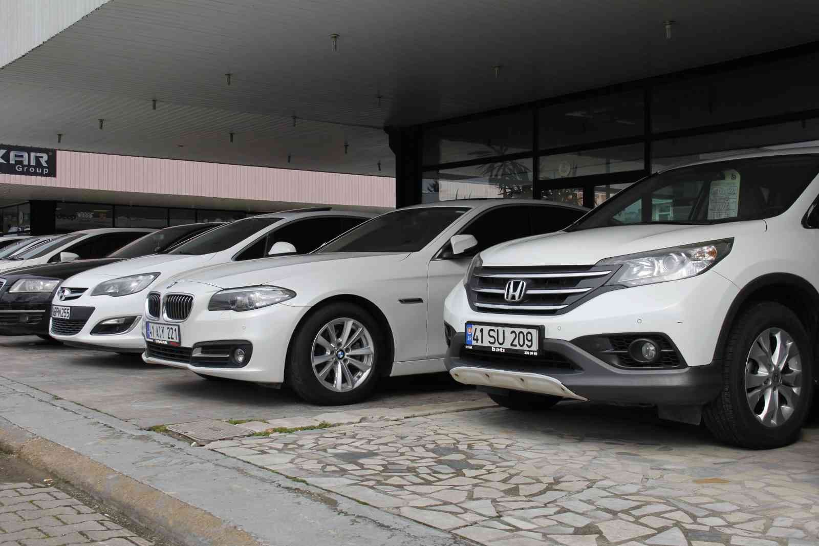 Taşıt kredilerinde vade sayısı arttırılınca piyasada hareketlilik başladı KOCAELI (İHA) – Taşıt kredilerinde vade sayısının artırılmasının ardından ikinci el ve sıfır araç piyasasında hareketlilik başladı. İkinci el ...