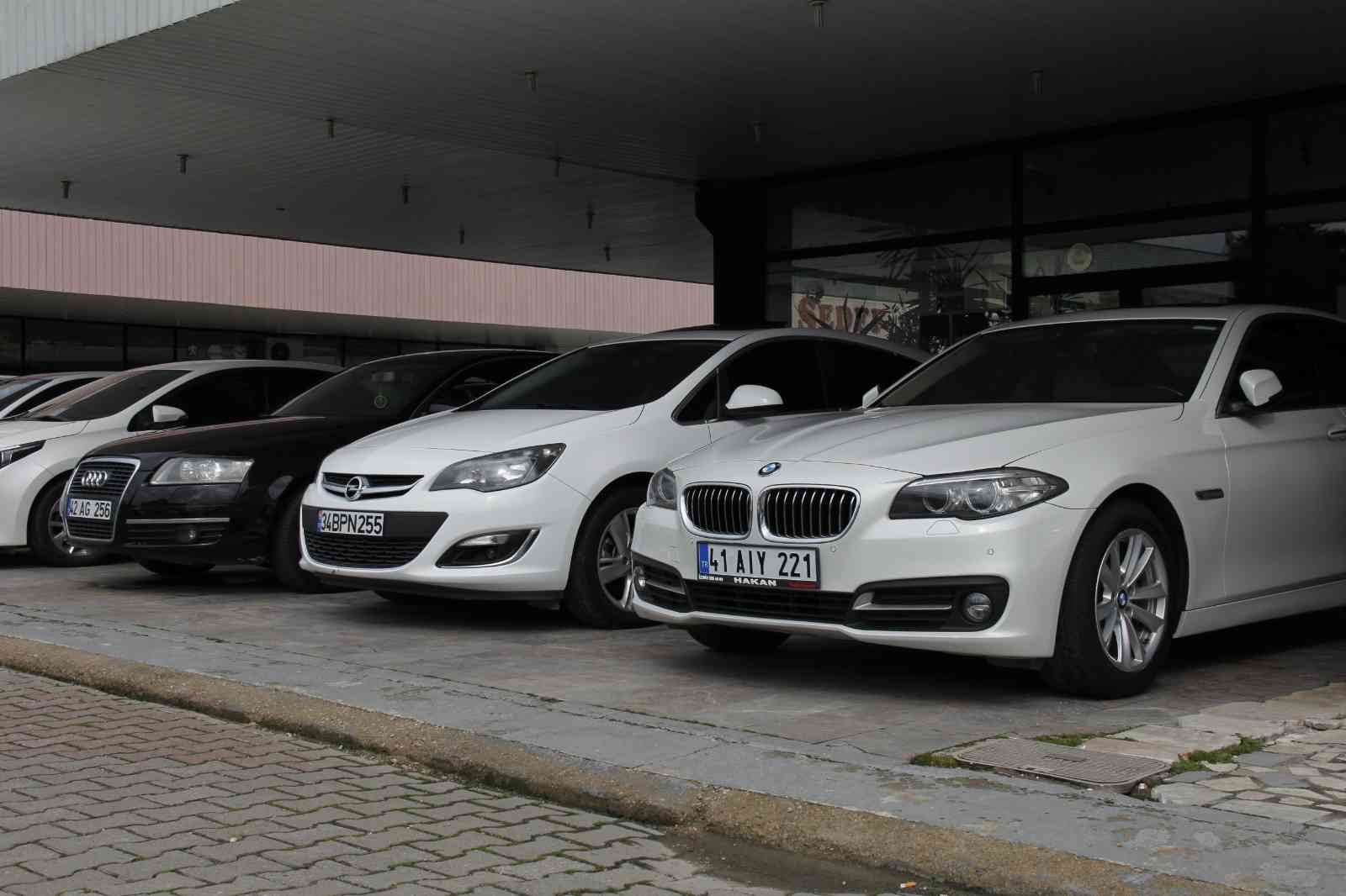 Taşıt kredilerinde vade sayısı arttırılınca piyasada hareketlilik başladı KOCAELI (İHA) – Taşıt kredilerinde vade sayısının artırılmasının ardından ikinci el ve sıfır araç piyasasında hareketlilik başladı. İkinci el ...