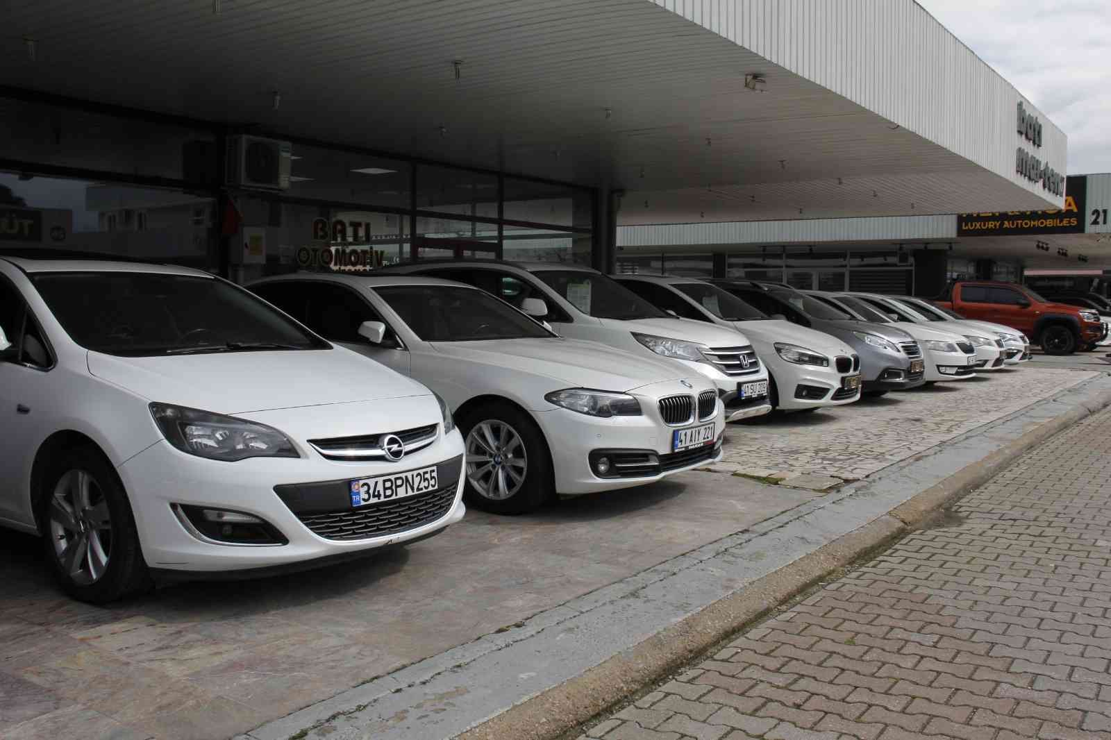 Taşıt kredilerinde vade sayısı arttırılınca piyasada hareketlilik başladı KOCAELI (İHA) – Taşıt kredilerinde vade sayısının artırılmasının ardından ikinci el ve sıfır araç piyasasında hareketlilik başladı. İkinci el ...