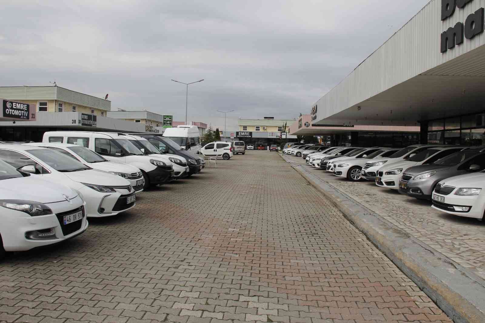 Taşıt kredilerinde vade sayısı arttırılınca piyasada hareketlilik başladı KOCAELI (İHA) – Taşıt kredilerinde vade sayısının artırılmasının ardından ikinci el ve sıfır araç piyasasında hareketlilik başladı. İkinci el ...