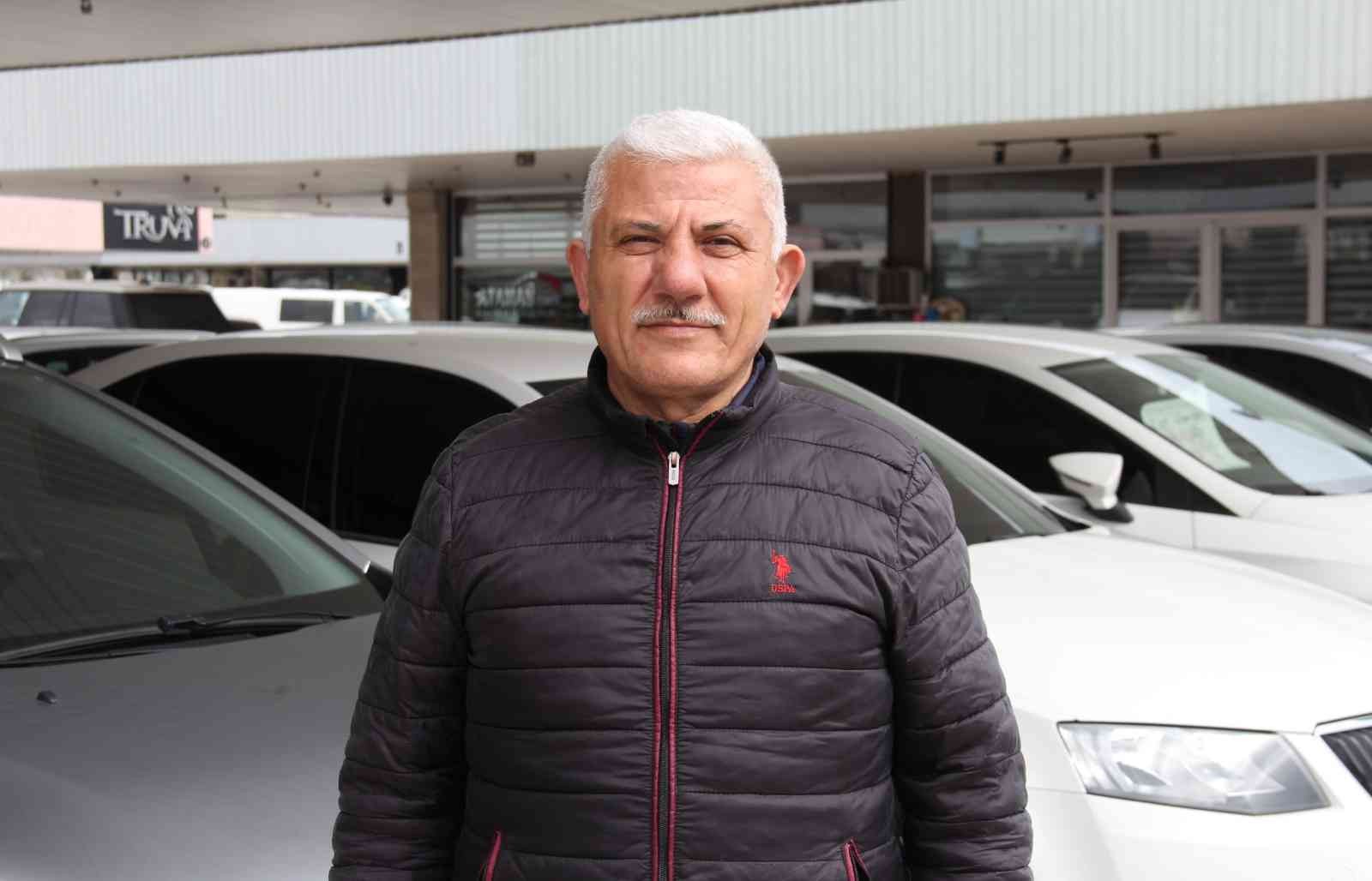 Taşıt kredilerinde vade sayısı arttırılınca piyasada hareketlilik başladı KOCAELI (İHA) – Taşıt kredilerinde vade sayısının artırılmasının ardından ikinci el ve sıfır araç piyasasında hareketlilik başladı. İkinci el ...