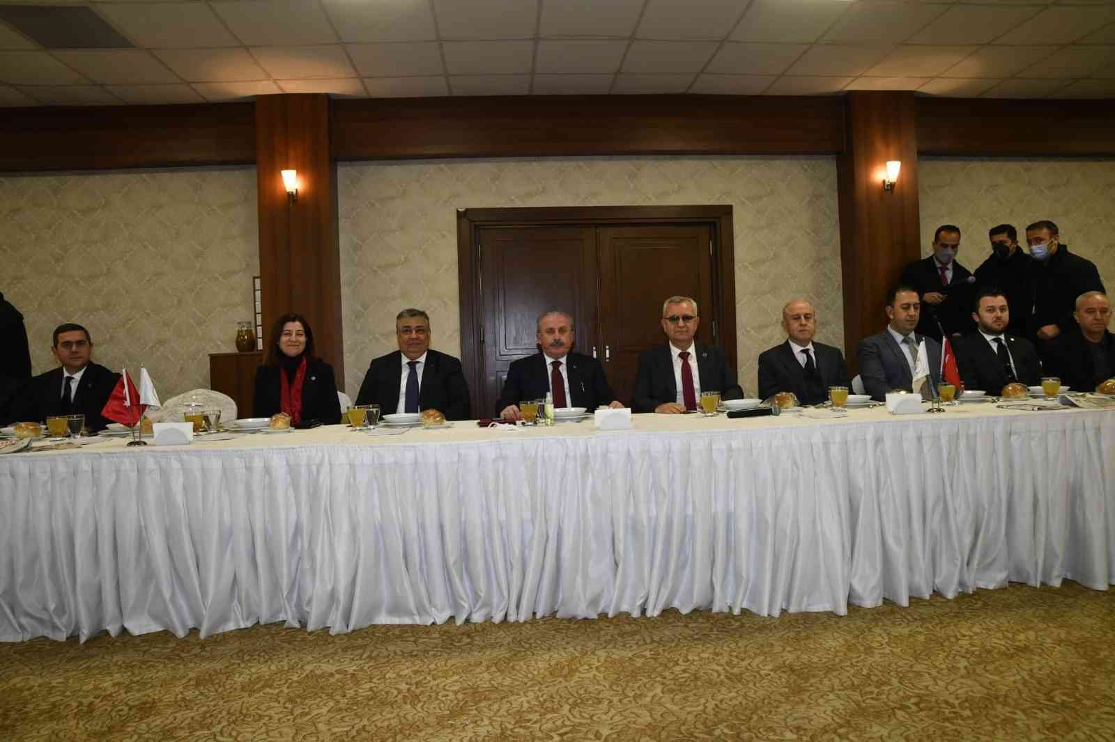 TBMM Başkanı Şentop, Edirne’de basın mensuplarıyla buluştu Türkiye Büyük Milet Meclisi (TBMM) Başkanı Mustafa Şentop, Trakya’da görev yapan basın mensuplarıyla bir araya geldi. TBMM Başkanı Mustafa Şentop ...