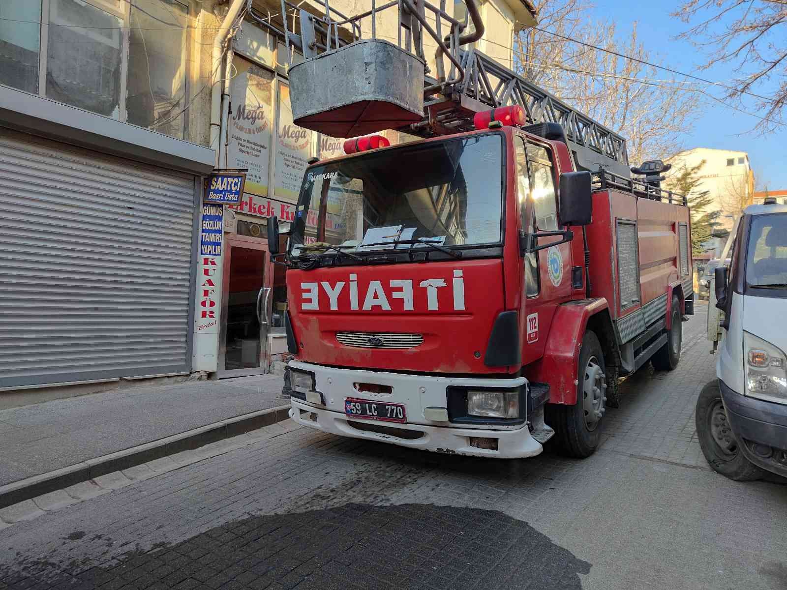 Tek başına kaldığı metruk dükkânda yanarak can verdi Tekirdağ’ın Malkara ilçesinde tek başına kaldığı 10 metrekarelik metruk bir dükkânda yaşama tutunmak için mücadele veren 61 yaşındaki Tahir Kif ...
