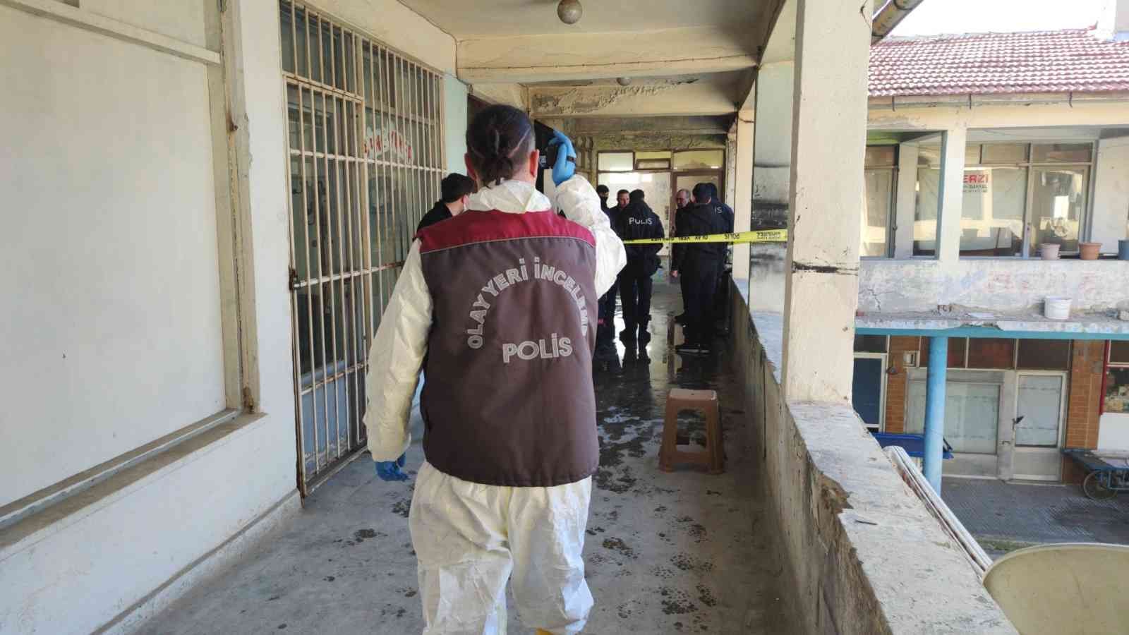 Tek başına kaldığı metruk dükkânda yanarak can verdi Tekirdağ’ın Malkara ilçesinde tek başına kaldığı 10 metrekarelik metruk bir dükkânda yaşama tutunmak için mücadele veren 61 yaşındaki Tahir Kif ...