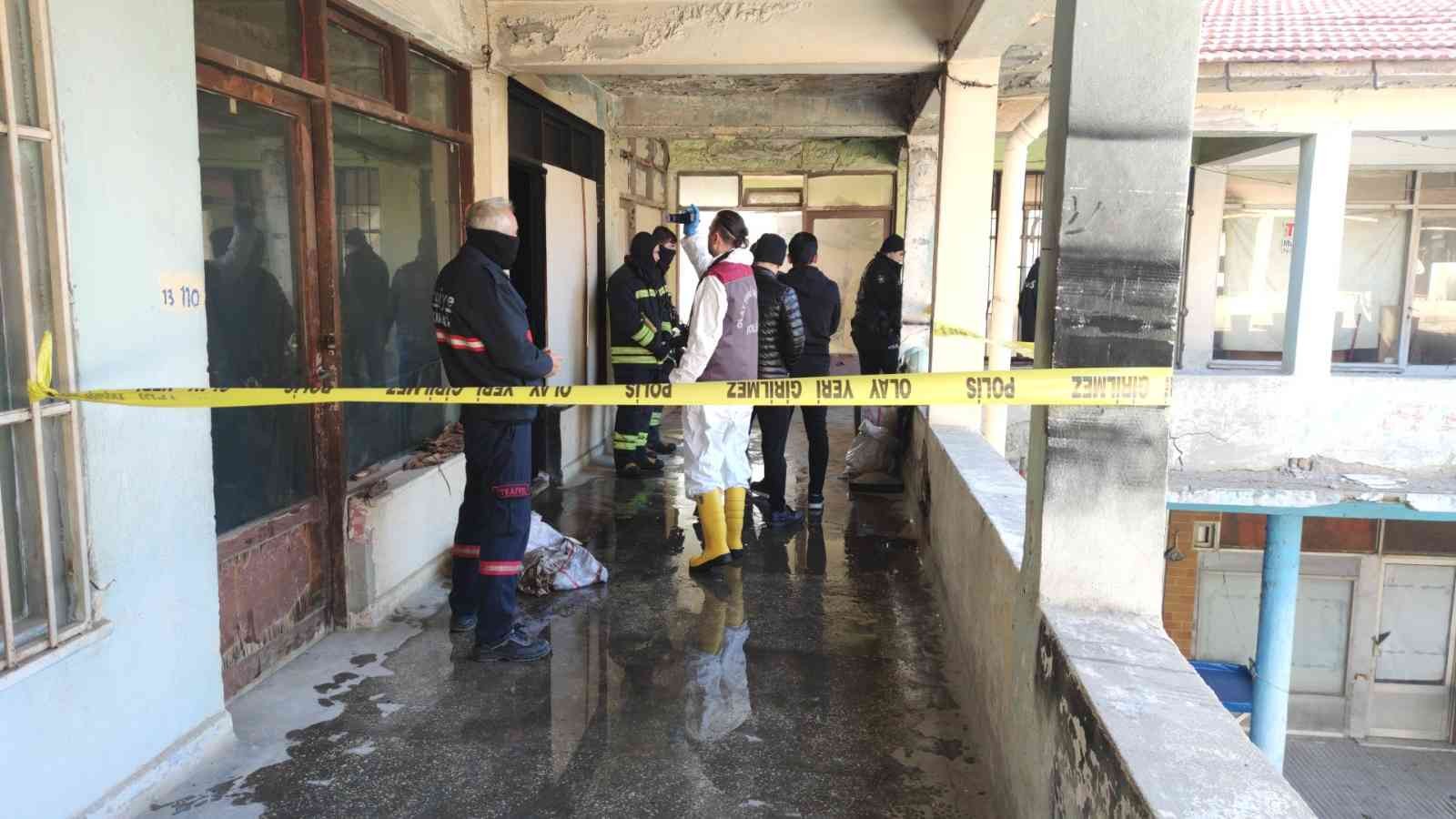 Tek başına kaldığı metruk dükkânda yanarak can verdi Tekirdağ’ın Malkara ilçesinde tek başına kaldığı 10 metrekarelik metruk bir dükkânda yaşama tutunmak için mücadele veren 61 yaşındaki Tahir Kif ...