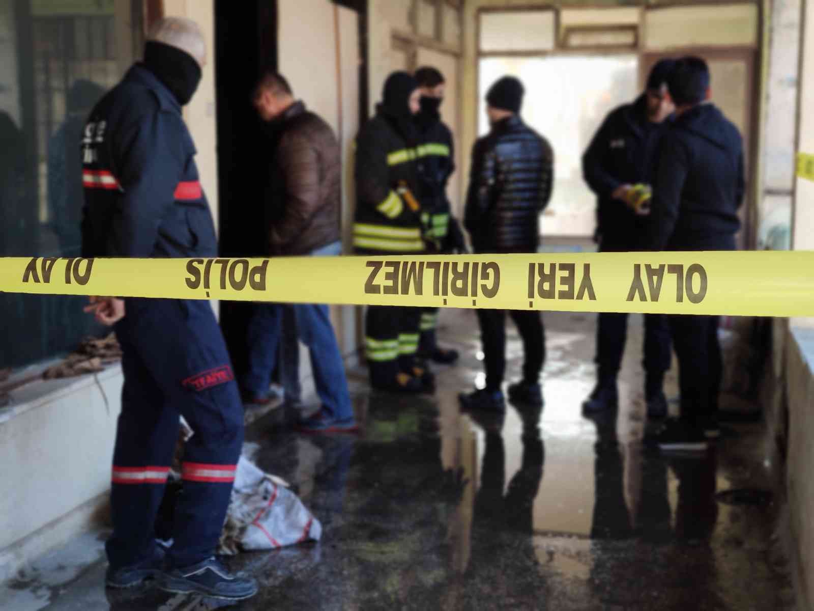 Tek başına kaldığı metruk dükkânda yanarak can verdi Tekirdağ’ın Malkara ilçesinde tek başına kaldığı 10 metrekarelik metruk bir dükkânda yaşama tutunmak için mücadele veren 61 yaşındaki Tahir Kif ...