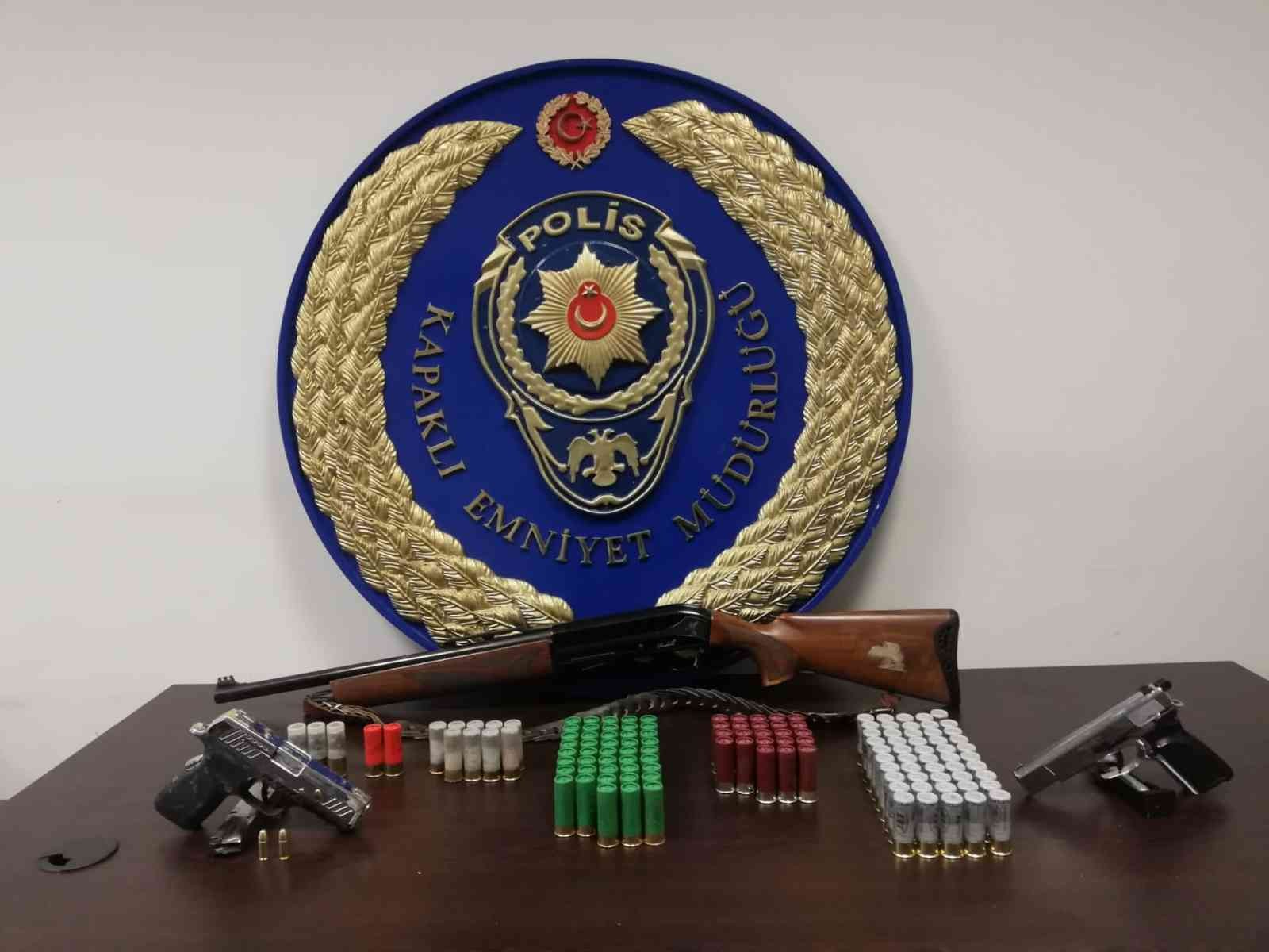 Tekirdağ il genelinde 138 kişi çeşitli suçlardan tutuklandı Tekirdağ il genelinde suçların önlenmesine yönelik yapılan operasyonlarda çeşitli suçlardan aranan 138 kişi tutuklandı. Tekirdağ il merkezi ve ...