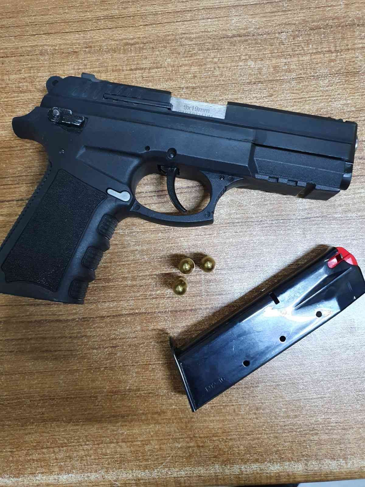 Tekirdağ il genelinde 138 kişi çeşitli suçlardan tutuklandı Tekirdağ il genelinde suçların önlenmesine yönelik yapılan operasyonlarda çeşitli suçlardan aranan 138 kişi tutuklandı. Tekirdağ il merkezi ve ...