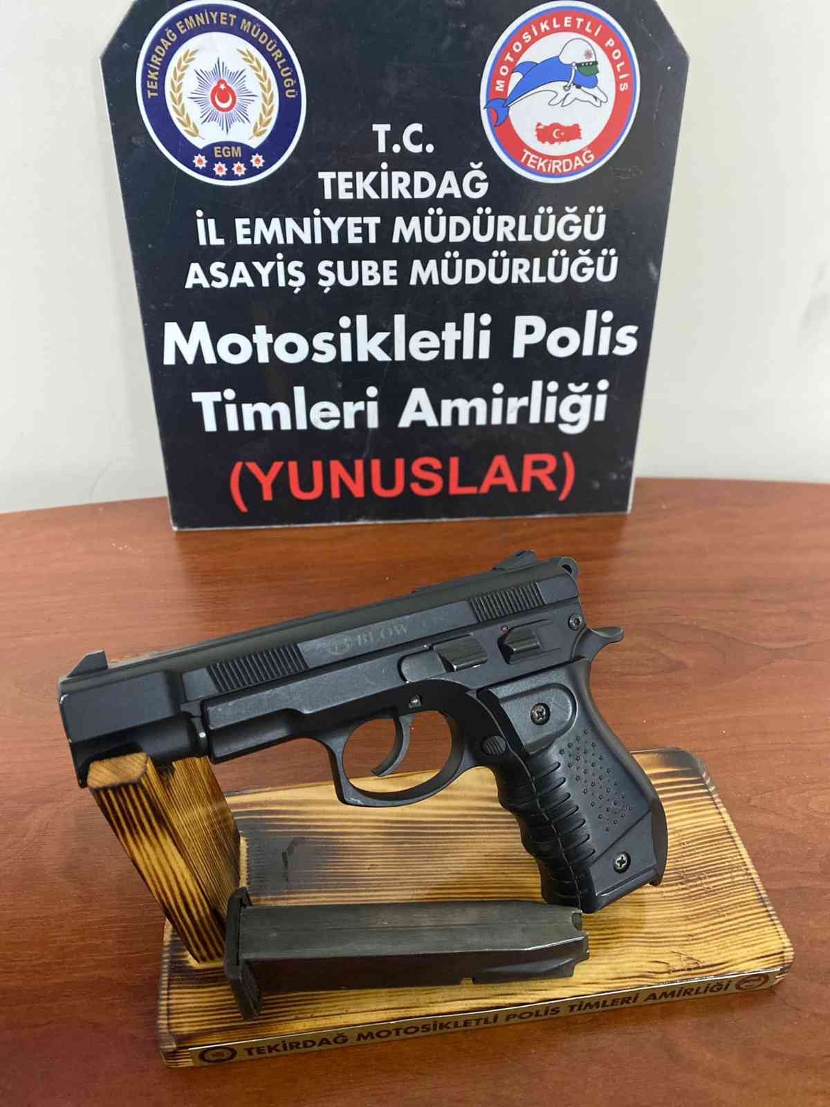 Tekirdağ il genelinde 138 kişi çeşitli suçlardan tutuklandı Tekirdağ il genelinde suçların önlenmesine yönelik yapılan operasyonlarda çeşitli suçlardan aranan 138 kişi tutuklandı. Tekirdağ il merkezi ve ...
