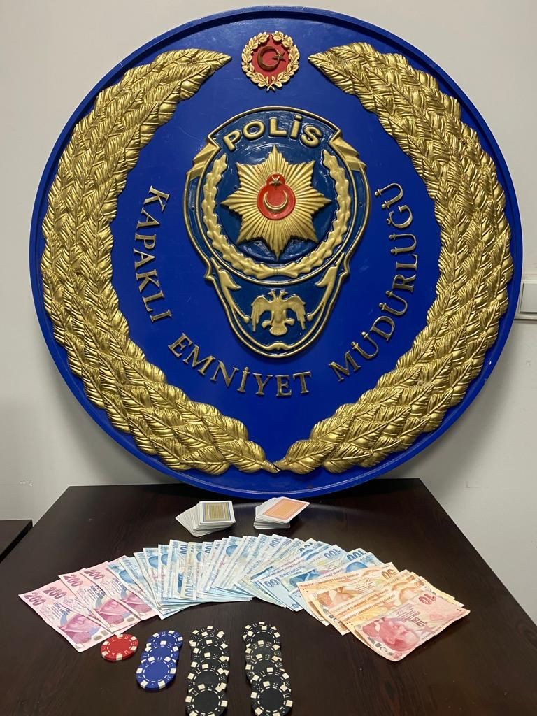 Tekirdağ il genelinde 138 kişi çeşitli suçlardan tutuklandı Tekirdağ il genelinde suçların önlenmesine yönelik yapılan operasyonlarda çeşitli suçlardan aranan 138 kişi tutuklandı. Tekirdağ il merkezi ve ...