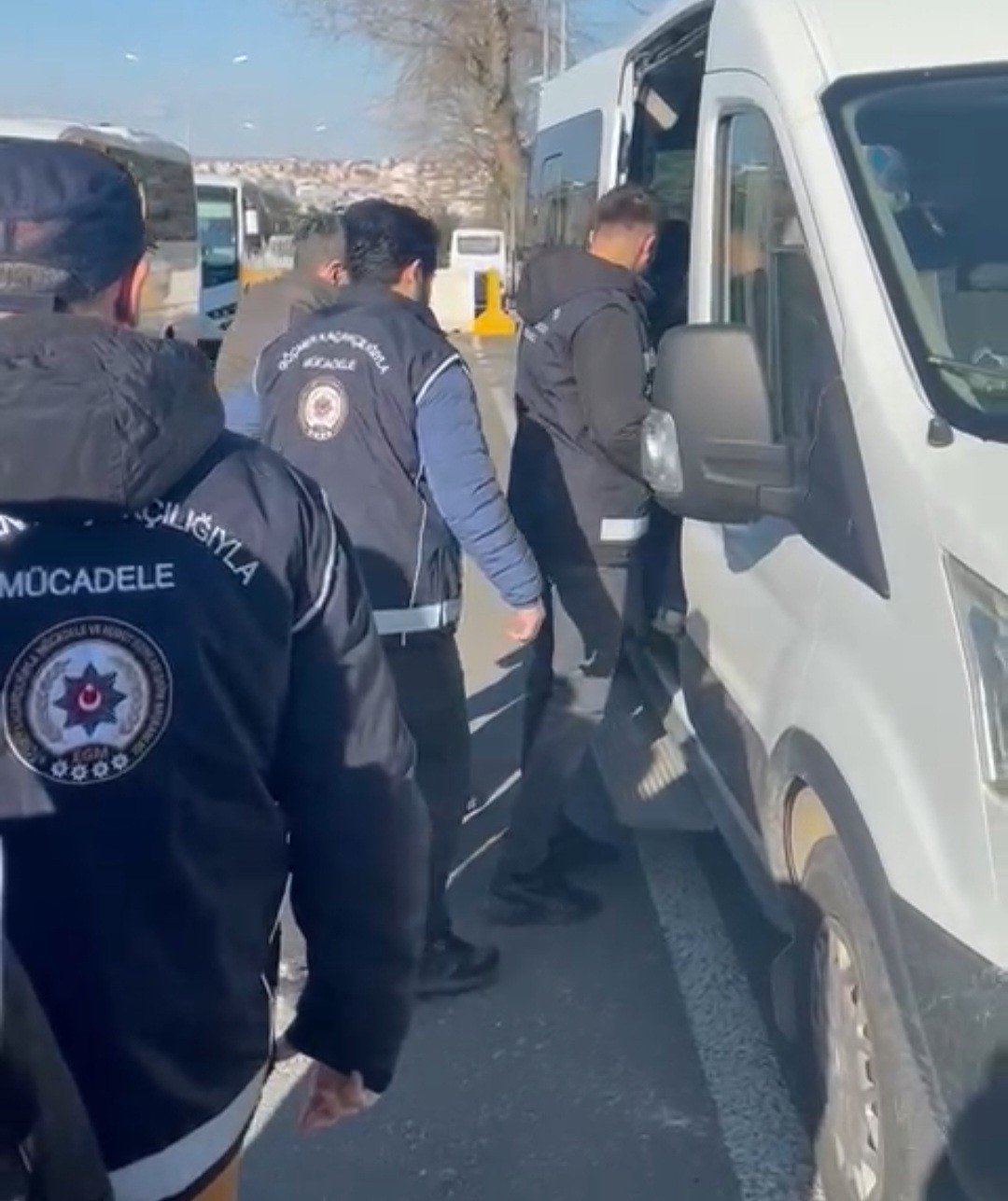 Tekirdağ merkezli 3 ilde göçmen kaçakçılarına operasyon: 5 tutuklama Tekirdağ merkezli 3 ilde göçmen kaçakçılarına yönelik düzenlenen operasyonda yakalanan 5 kişi tutuklandı. Malkara Cumhuriyet Başsavcılığı ...