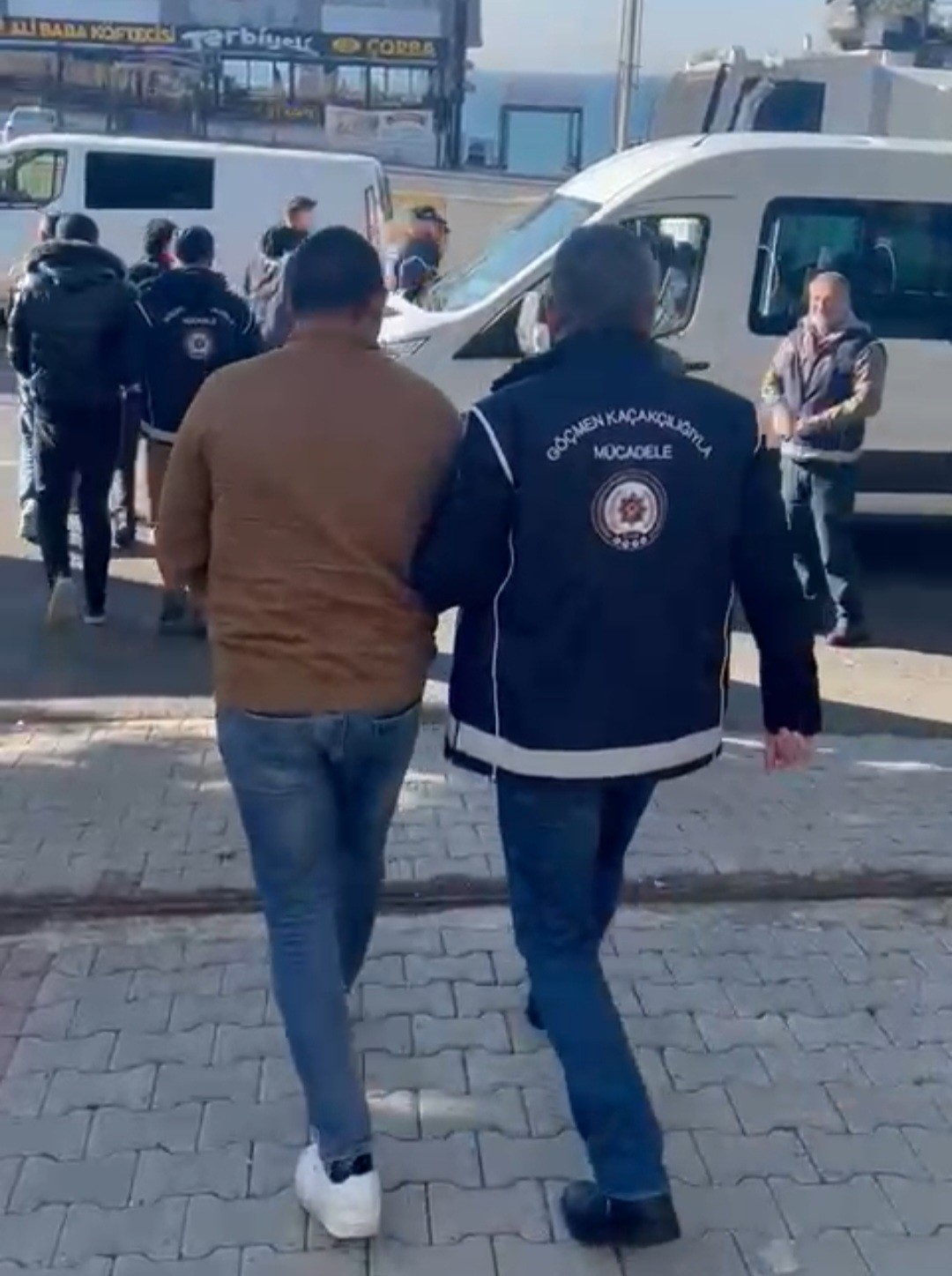 Tekirdağ merkezli 3 ilde göçmen kaçakçılarına operasyon: 5 tutuklama Tekirdağ merkezli 3 ilde göçmen kaçakçılarına yönelik düzenlenen operasyonda yakalanan 5 kişi tutuklandı. Malkara Cumhuriyet Başsavcılığı ...