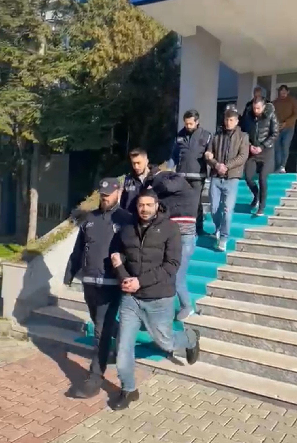Tekirdağ merkezli 3 ilde göçmen kaçakçılarına operasyon: 5 tutuklama Tekirdağ merkezli 3 ilde göçmen kaçakçılarına yönelik düzenlenen operasyonda yakalanan 5 kişi tutuklandı. Malkara Cumhuriyet Başsavcılığı ...