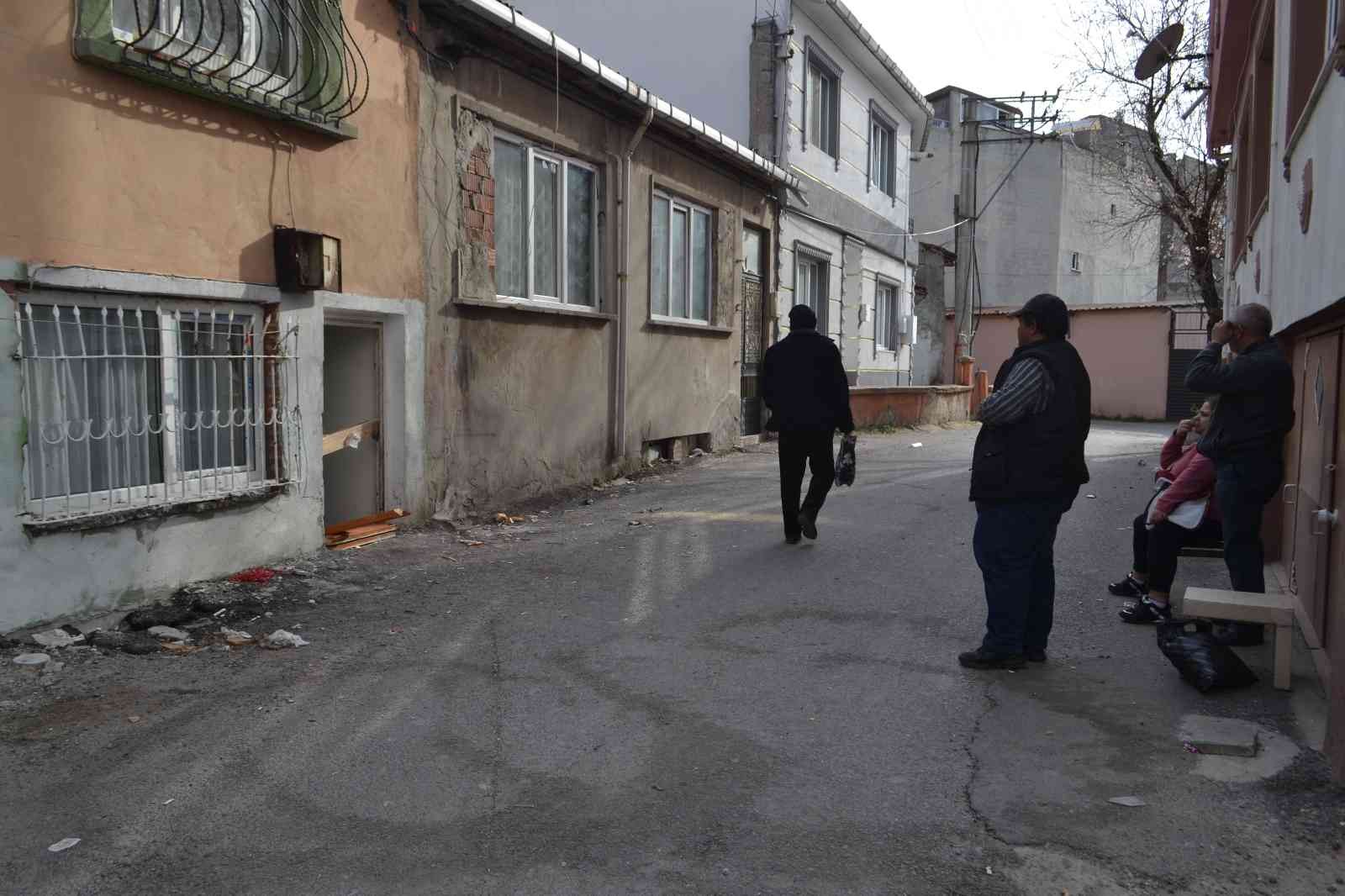 Tekirdağ’da hırsızlar engelli vatandaşın talan ettikleri evinin kapısını da çaldılar Tekirdağ Çorlu’da bedensel engelli vatandaşın tek başına yaşadığı kiralık evin kapısının çalındığı öne sürüldü. Hırsızların içeriyi de talan ...