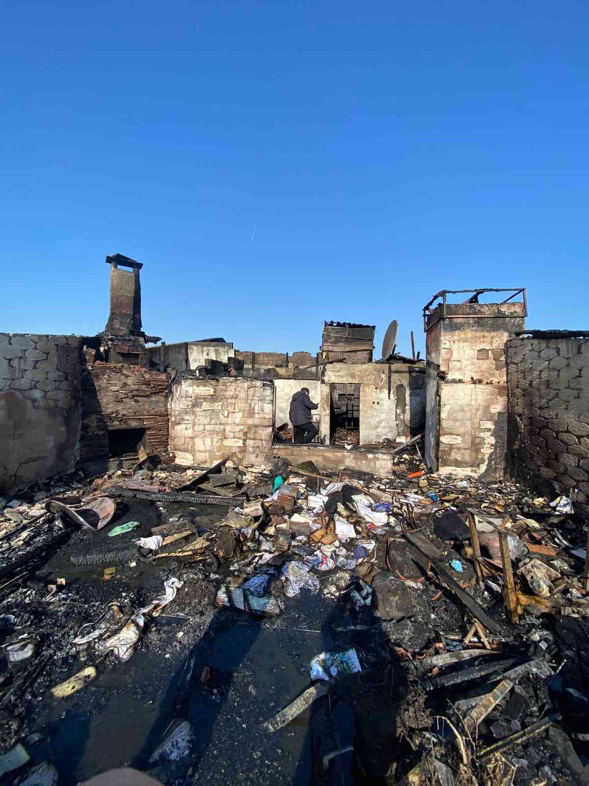 Tekirdağ’da bir apartmanın 6. katında çıkan yangında iki katta hasar meydana geldi. Yangına ilişkin 1 kişi gözaltına alındı. Yangın, Süleymanpaşa ...