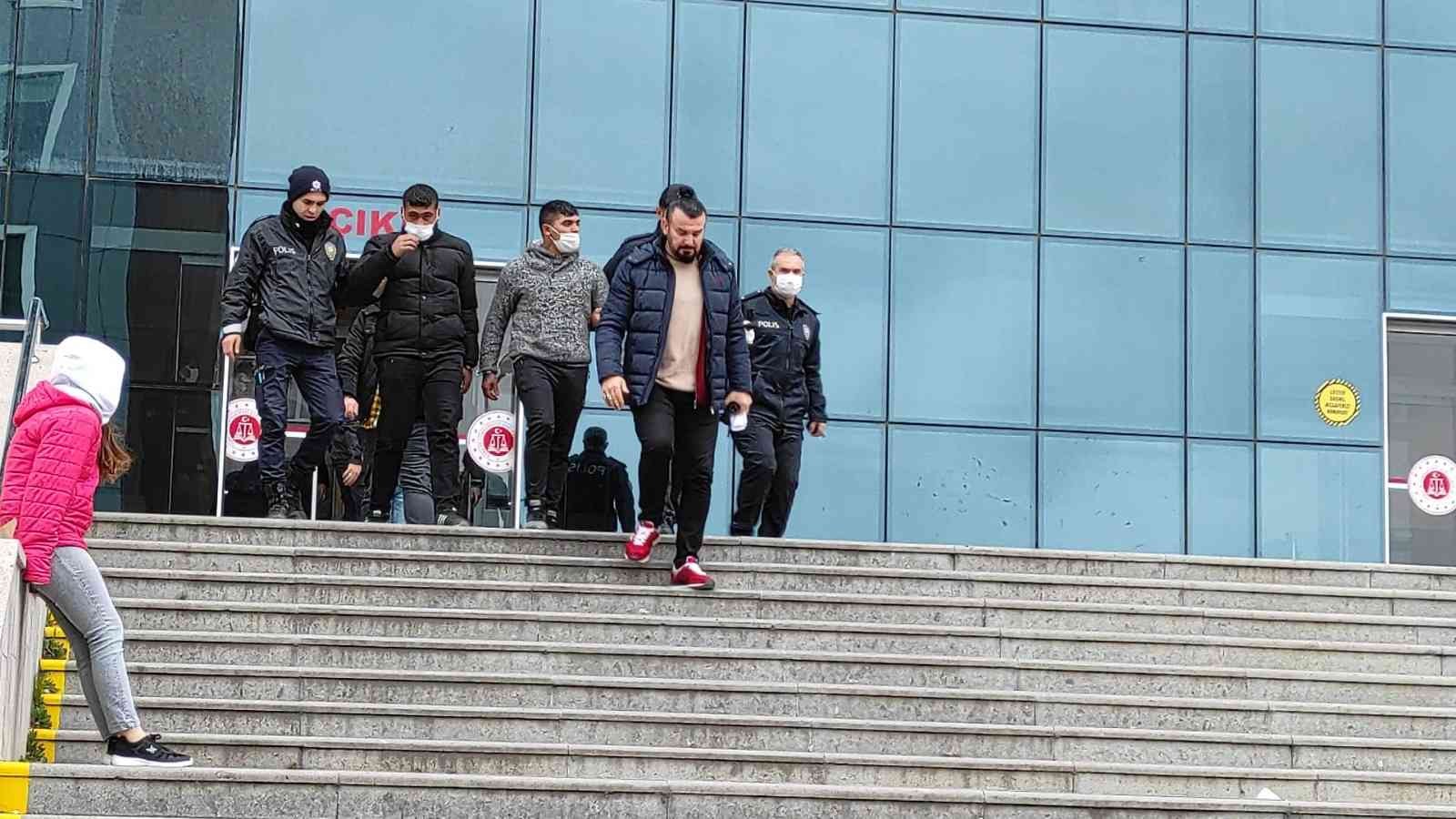 Tekirdağ’da kundaklama ve kurşunlanmayla ilgili 3 kişi tutuklandı Tekirdağ’ın Çerkezköy ilçesinde kundaklama ve kurşunlanma nedeniyle polis tarafından gözaltına alınan 7 kişiden 3’ü mahkemece tutuklanırken, 2 ...