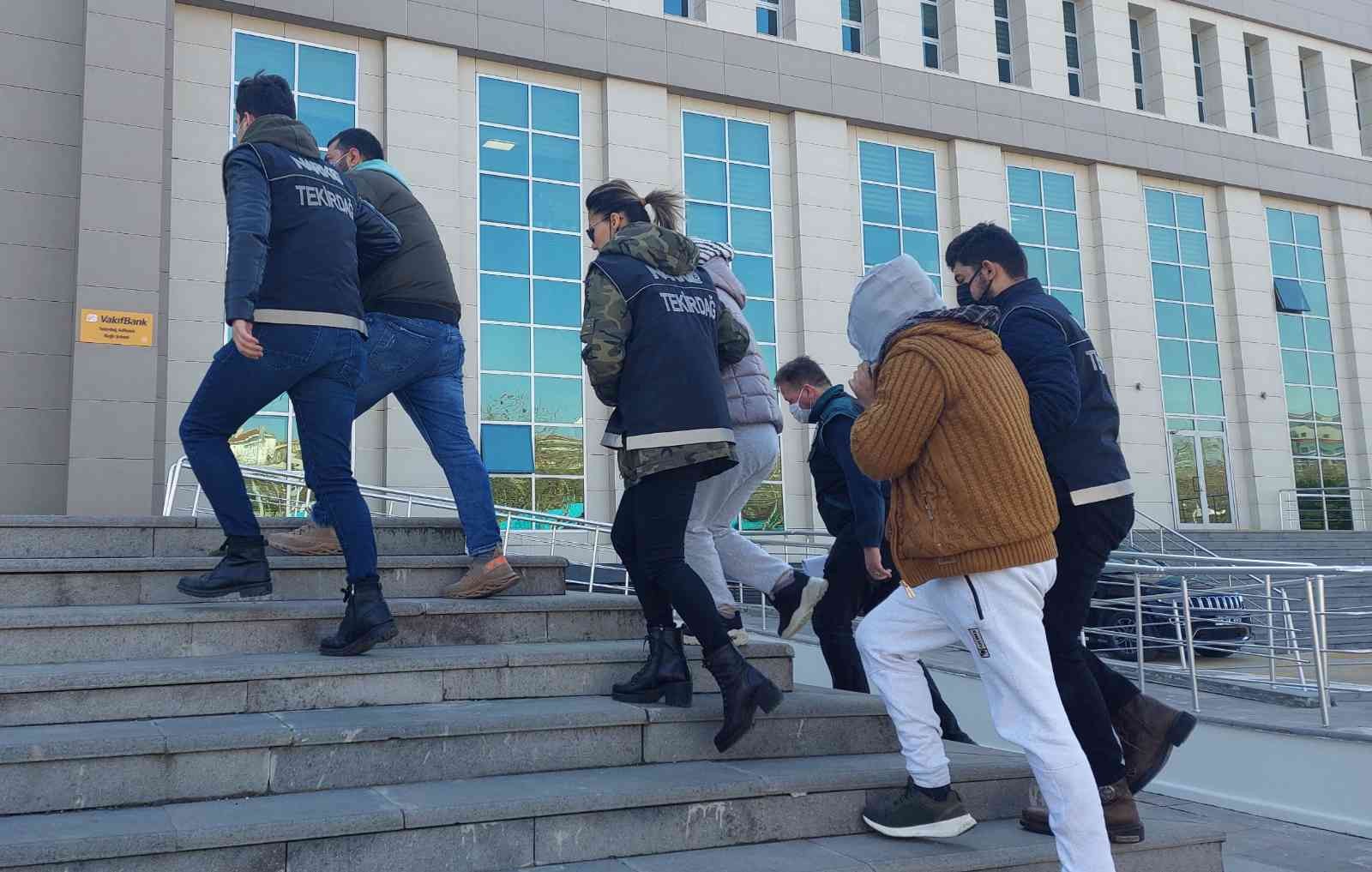 Tekirdağ’da torbacı operasyonunda 2 tutuklama Tekirdağ’da ’torbacı’ diye tabir edilen uyuşturucu tacirlerine yönelik düzenlenen operasyonda yakalanan 5 kişiden 2’si tutuklandı. Tekirdağ İl ...