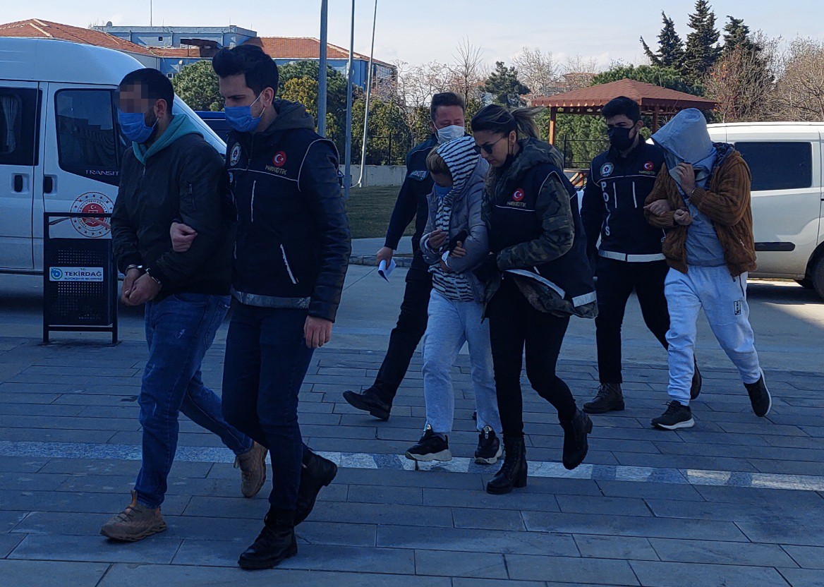 Tekirdağ’da torbacı operasyonunda 2 tutuklama Tekirdağ’da ’torbacı’ diye tabir edilen uyuşturucu tacirlerine yönelik düzenlenen operasyonda yakalanan 5 kişiden 2’si tutuklandı. Tekirdağ İl ...