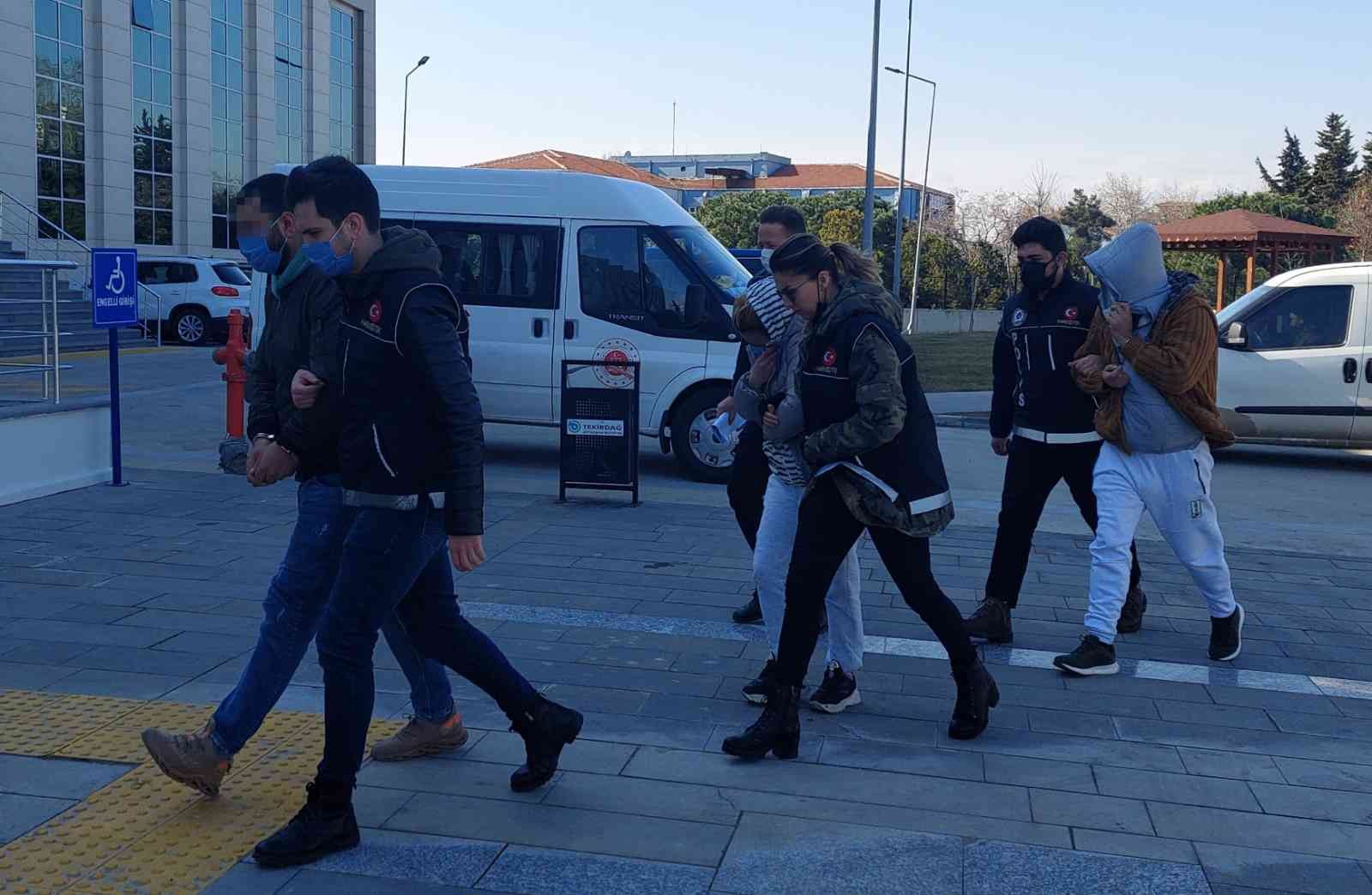 Tekirdağ’da torbacı operasyonunda 2 tutuklama Tekirdağ’da ’torbacı’ diye tabir edilen uyuşturucu tacirlerine yönelik düzenlenen operasyonda yakalanan 5 kişiden 2’si tutuklandı. Tekirdağ İl ...