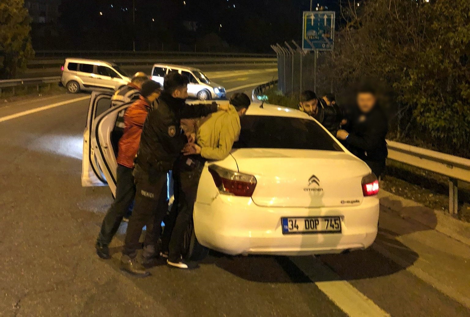 TEM Otoyolunda araçlarında kokainle yakalanan 2 şahıs tutuklandı TEM Otoyolu Sakarya geçişinde polis ekiplerince durdurulan bir otomobilin içerisinde 8 adet taş kokain ele geçirilmesine ilişkin gözaltına alınan ...
