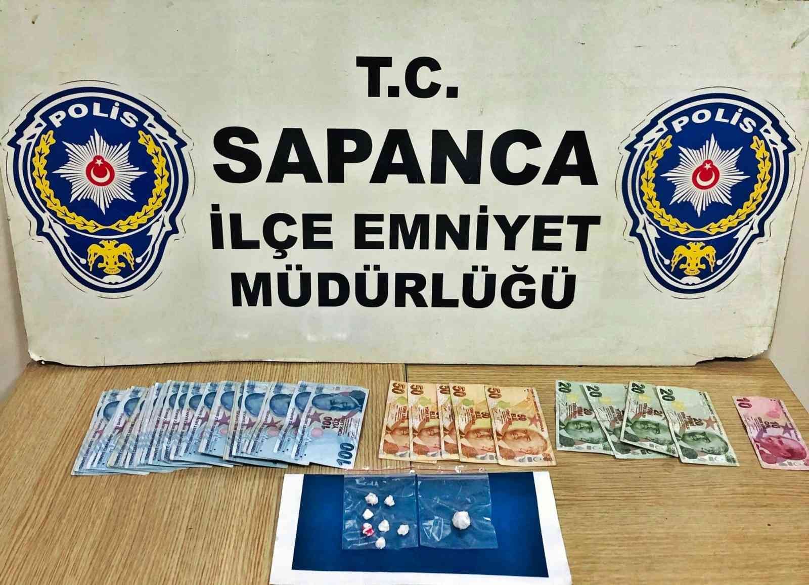 TEM Otoyolu Sakarya geçişinde polis ekiplerince durdurulan bir otomobilin içerisinde 8 adet taş kokain ele geçirilmesine ilişkin gözaltına alınan ...