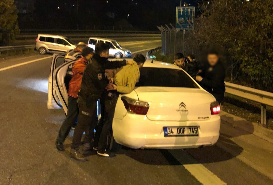 tem-otoyolunda-araclarinda-kokainle-yakalanan-2-sahis-tutuklandi-nyK4NitI.jpg