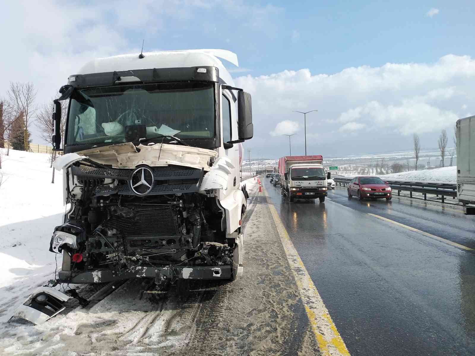 Tem otoyolunda zincirleme kaza: 5 araç birbirine girdi Tem otoyolu Çatalca gişeler mevkiinde yoğun kar yağışı nedeniyle 5 araç birbirine girdi. Zincirleme sonrası trafikte yoğunluk oluştu. Olay, sabah ...