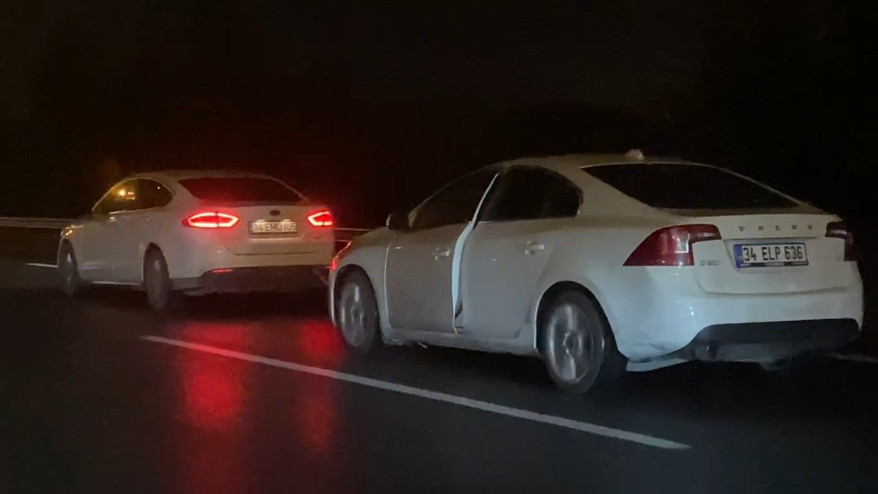 TEM’de arızalanan aracını halatla kilometrelerce çektirdi TEM’de yolda kalan aracı için çekici çağırmayan vatandaş, otomobilini başka bir araca halatla bağlayarak çektirmeye çalıştı. Çekilen otomobilin ...