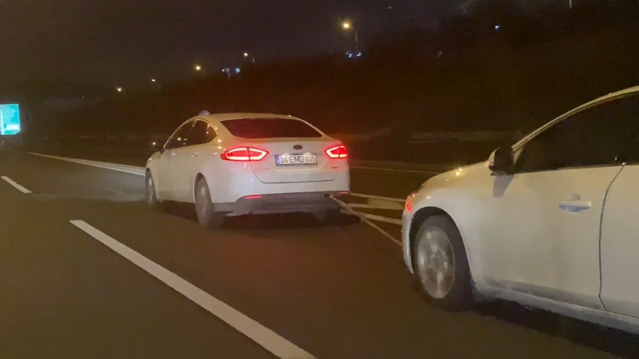 TEM’de arızalanan aracını halatla kilometrelerce çektirdi TEM’de yolda kalan aracı için çekici çağırmayan vatandaş, otomobilini başka bir araca halatla bağlayarak çektirmeye çalıştı. Çekilen otomobilin ...