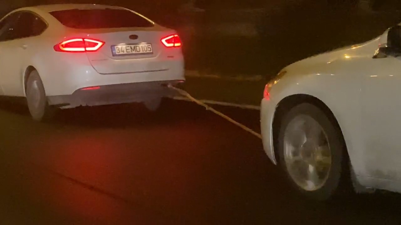 TEM’de arızalanan aracını halatla kilometrelerce çektirdi TEM’de yolda kalan aracı için çekici çağırmayan vatandaş, otomobilini başka bir araca halatla bağlayarak çektirmeye çalıştı. Çekilen otomobilin ...