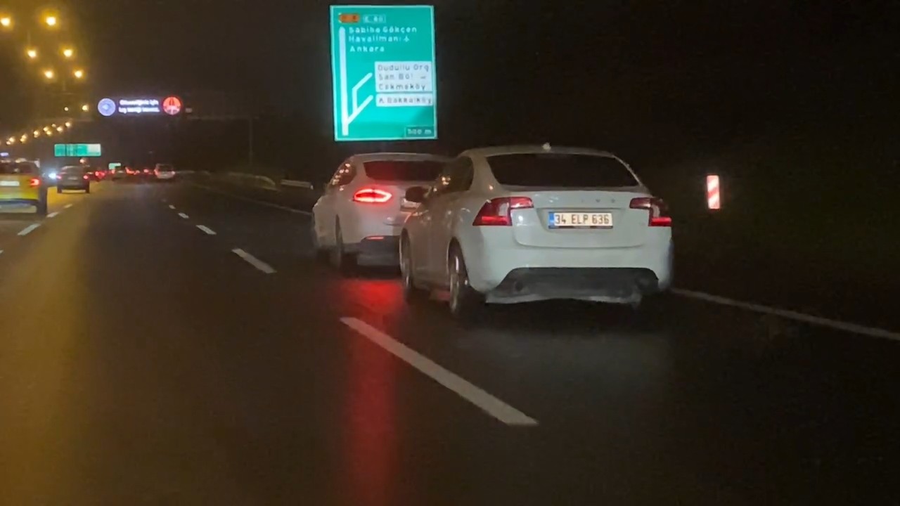 TEM’de arızalanan aracını halatla kilometrelerce çektirdi TEM’de yolda kalan aracı için çekici çağırmayan vatandaş, otomobilini başka bir araca halatla bağlayarak çektirmeye çalıştı. Çekilen otomobilin ...