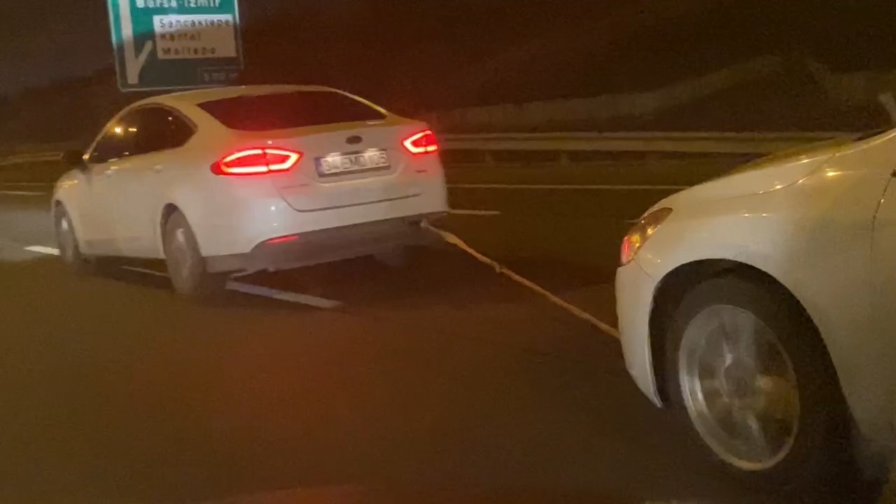 TEM’de arızalanan aracını halatla kilometrelerce çektirdi TEM’de yolda kalan aracı için çekici çağırmayan vatandaş, otomobilini başka bir araca halatla bağlayarak çektirmeye çalıştı. Çekilen otomobilin ...