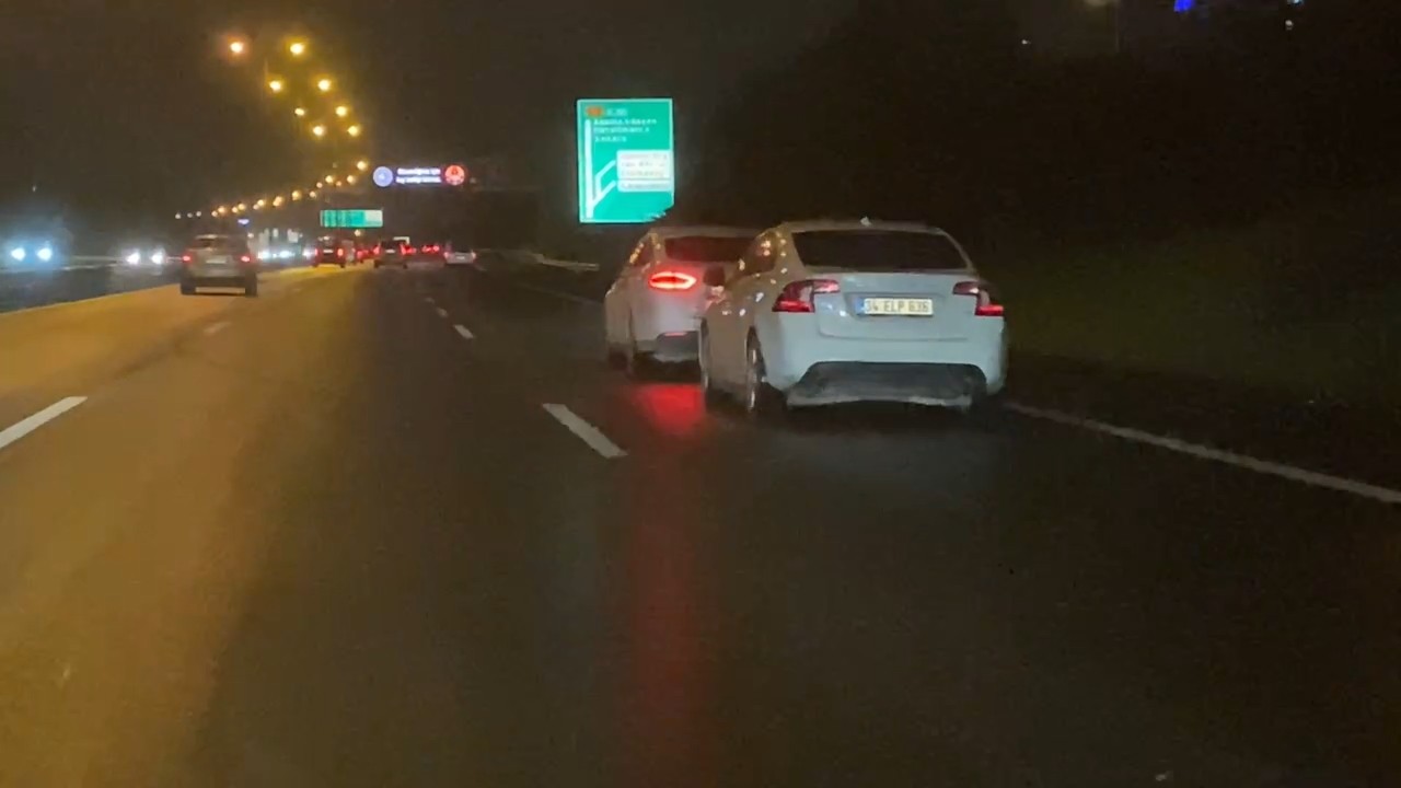 TEM’de arızalanan aracını halatla kilometrelerce çektirdi TEM’de yolda kalan aracı için çekici çağırmayan vatandaş, otomobilini başka bir araca halatla bağlayarak çektirmeye çalıştı. Çekilen otomobilin ...