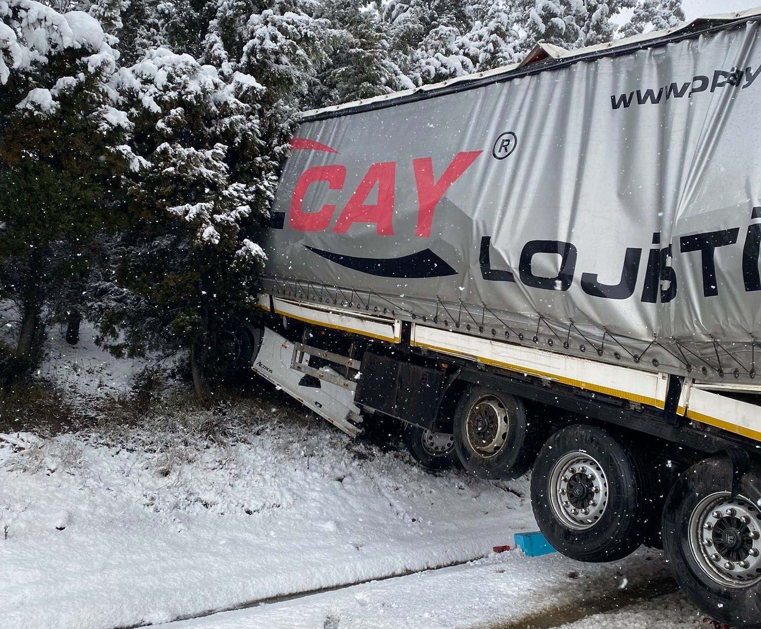 TEM’de iki tır çarpıştı, sıkışan sürücü hastanede hayatını kaybetti TEM Otoyolu Sakarya geçişinde iki tırın çarpışması neticesinde meydana gelen trafik kazasında araç içerisinde sıkışan sürücü, kaldırıldığı ...
