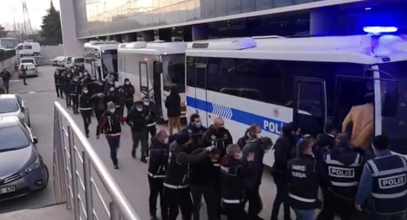 Termal dronlu büyük uyuşturucu operasyonu : 63 tutuklama Bursa merkezli 6 ilde 1500 polisin katılımıyla gerçekleştirilen dev uyuşturucu operasyonunda 82 kişi gözaltına alındı. Operasyon kapsamında ...