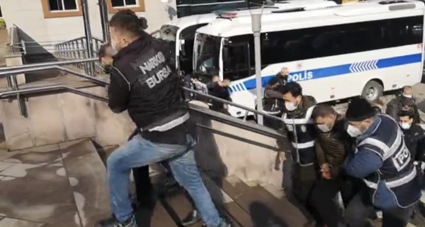 Termal dronlu büyük uyuşturucu operasyonu : 63 tutuklama Bursa merkezli 6 ilde 1500 polisin katılımıyla gerçekleştirilen dev uyuşturucu operasyonunda 82 kişi gözaltına alındı. Operasyon kapsamında ...