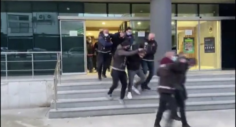 Termal dronlu büyük uyuşturucu operasyonu : 63 tutuklama Bursa merkezli 6 ilde 1500 polisin katılımıyla gerçekleştirilen dev uyuşturucu operasyonunda 82 kişi gözaltına alındı. Operasyon kapsamında ...