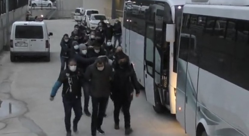 Termal dronlu büyük uyuşturucu operasyonu : 63 tutuklama Bursa merkezli 6 ilde 1500 polisin katılımıyla gerçekleştirilen dev uyuşturucu operasyonunda 82 kişi gözaltına alındı. Operasyon kapsamında ...