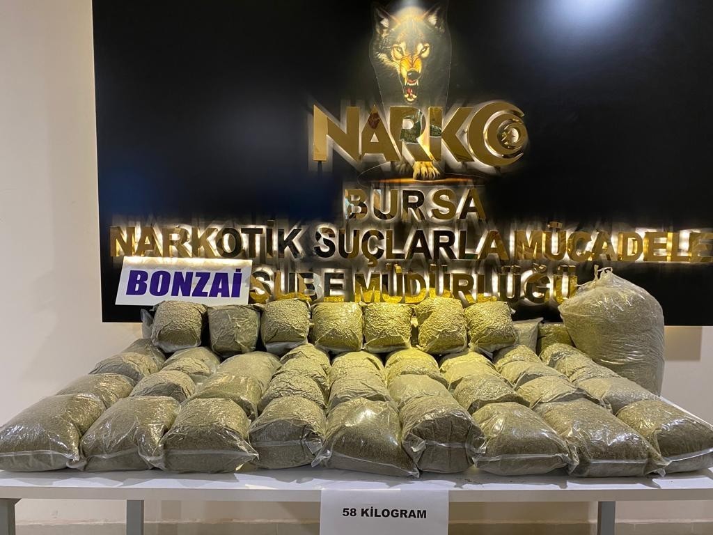 Termal dronlu büyük uyuşturucu operasyonu : 63 tutuklama Bursa merkezli 6 ilde 1500 polisin katılımıyla gerçekleştirilen dev uyuşturucu operasyonunda 82 kişi gözaltına alındı. Operasyon kapsamında ...
