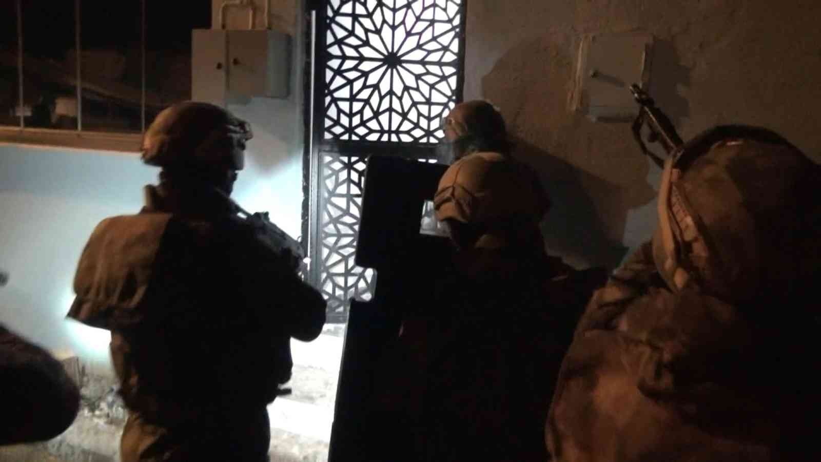 Termal dronlu büyük uyuşturucu operasyonu : 63 tutuklama Bursa merkezli 6 ilde 1500 polisin katılımıyla gerçekleştirilen dev uyuşturucu operasyonunda 82 kişi gözaltına alındı. Operasyon kapsamında ...