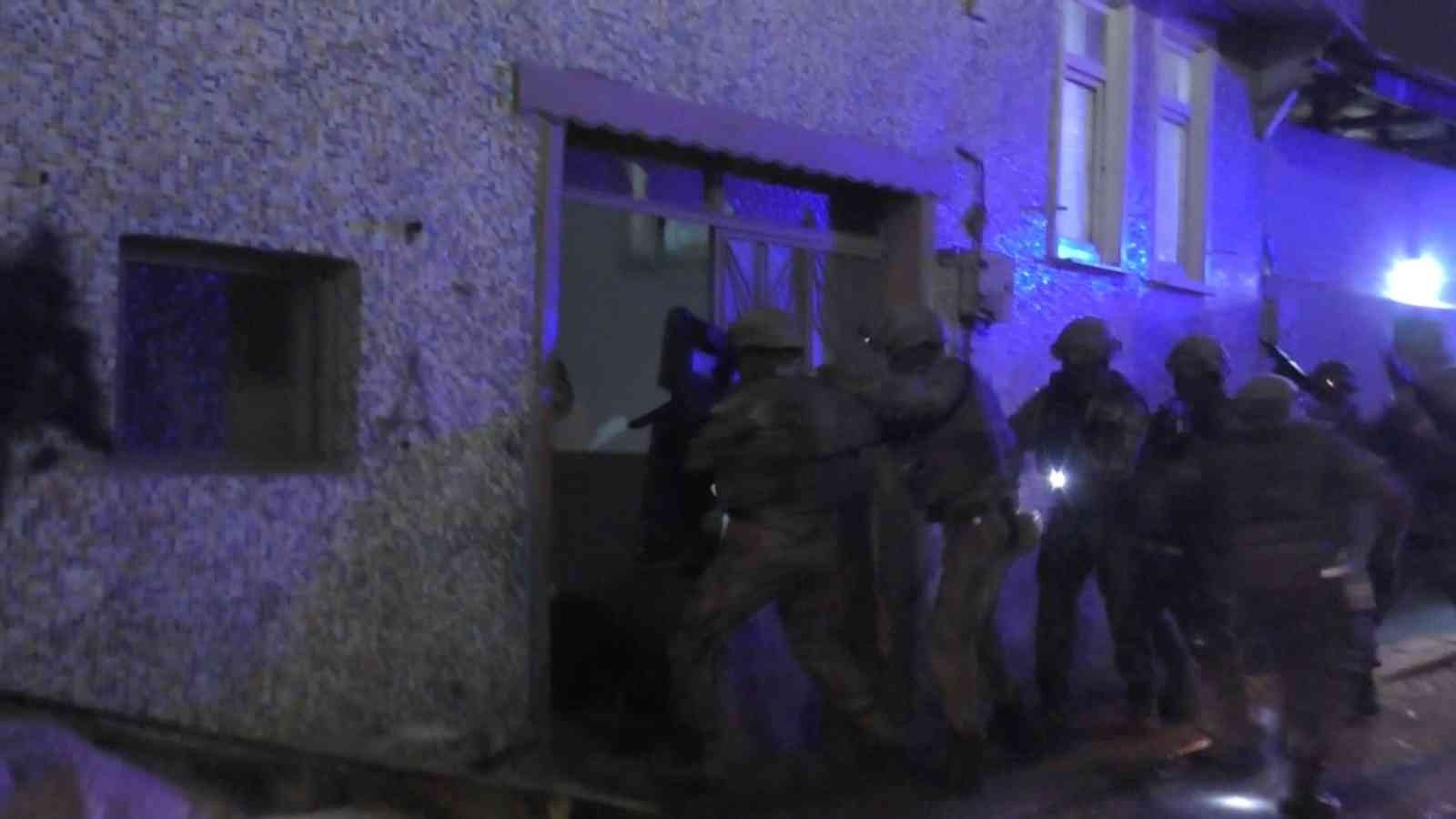 Termal dronlu büyük uyuşturucu operasyonu : 63 tutuklama Bursa merkezli 6 ilde 1500 polisin katılımıyla gerçekleştirilen dev uyuşturucu operasyonunda 82 kişi gözaltına alındı. Operasyon kapsamında ...